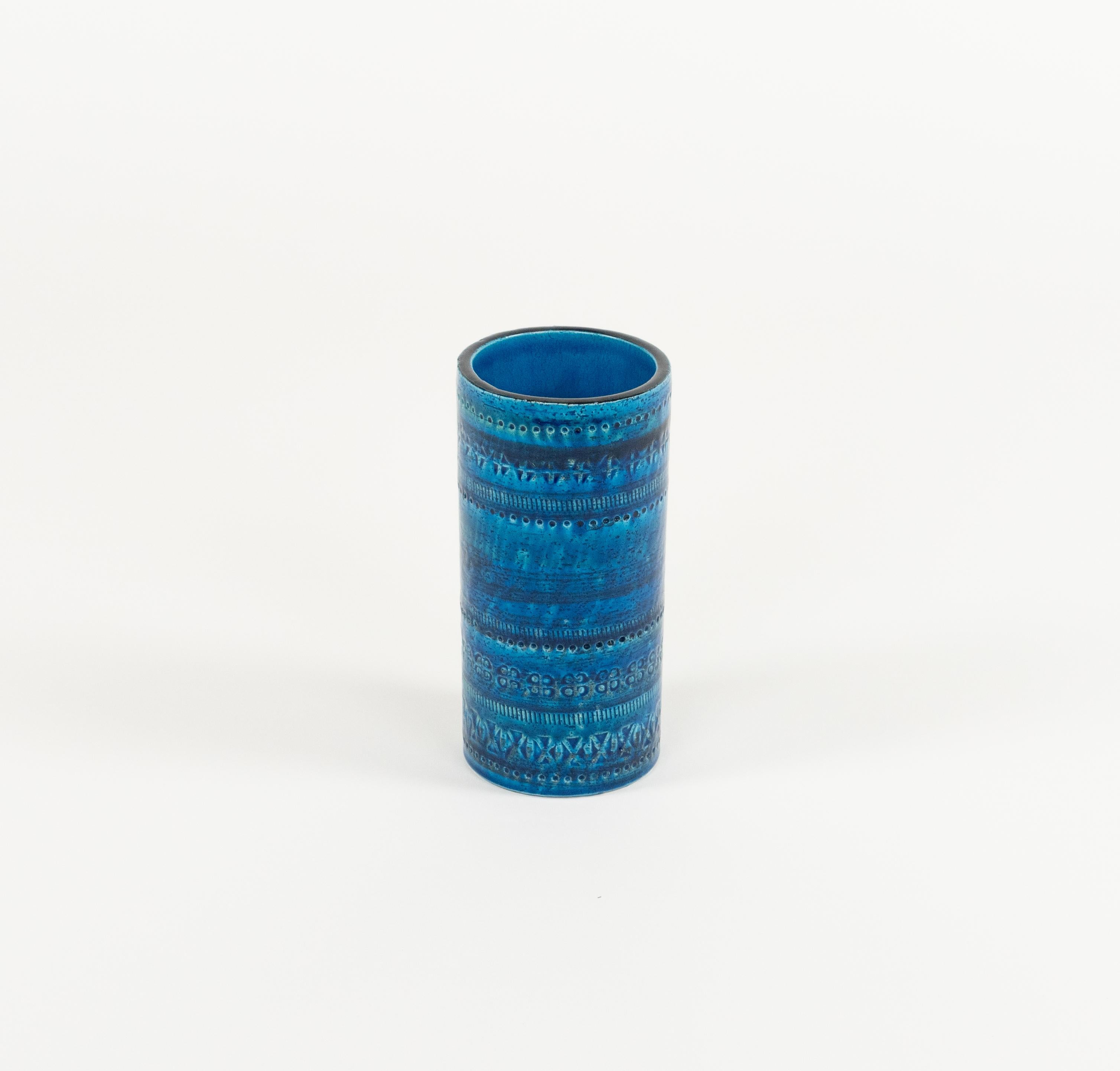 Midcentury beautiful cylindrical decorative vase in glazed blue ceramic attributed to Aldo Londi for Bitossi.

Vase cylinder decorated with several bands of organic and geometric impressed patterns.

Made in Italy in the 1970s.

Vase also retains