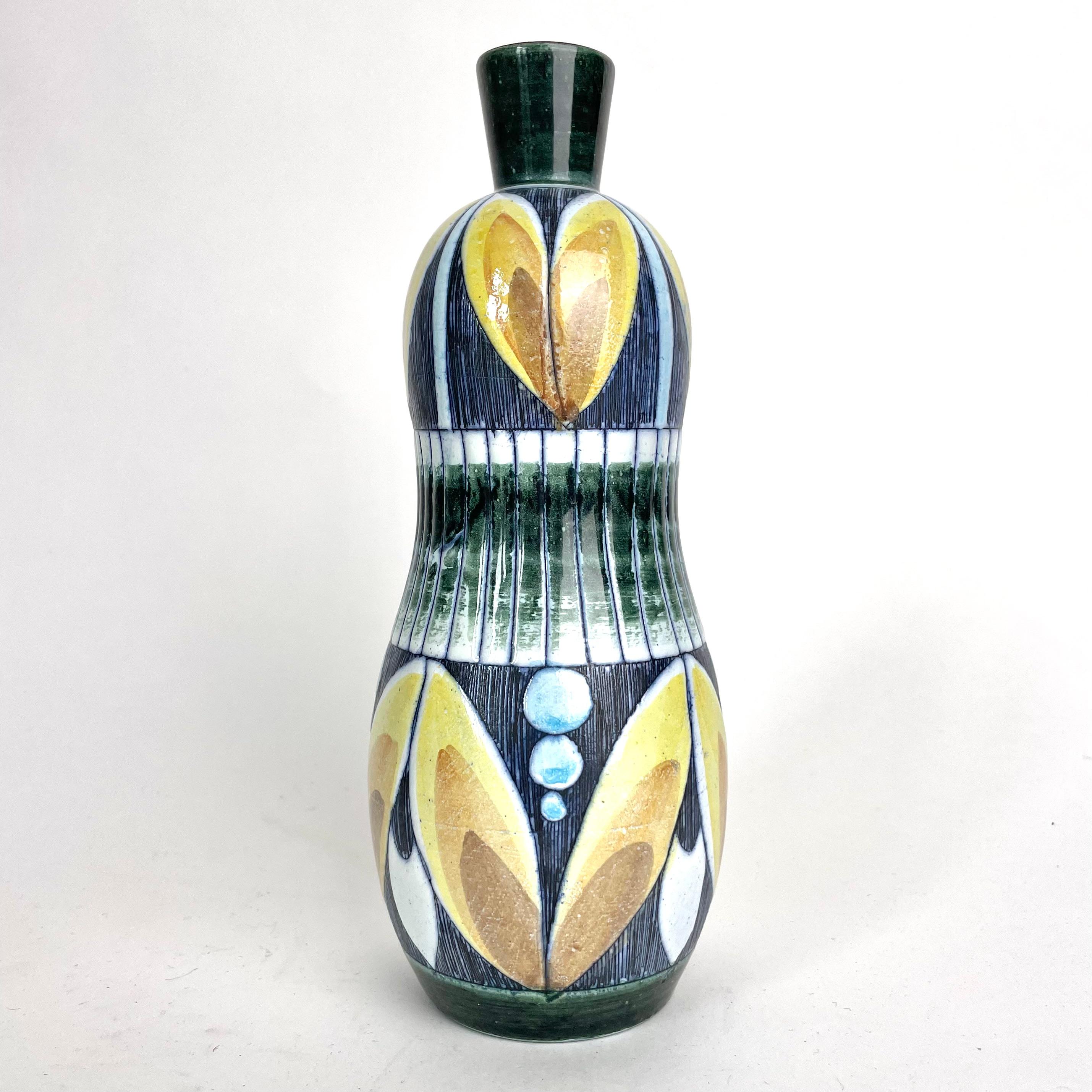 Vase très décoratif en céramique de Tilgmans Keramik, Göteborg, Suède avec un design très actuel des années 1950. Réalisé avec la technique du Sgraffito.

Usure correspondant à l'âge et à l'usage. 