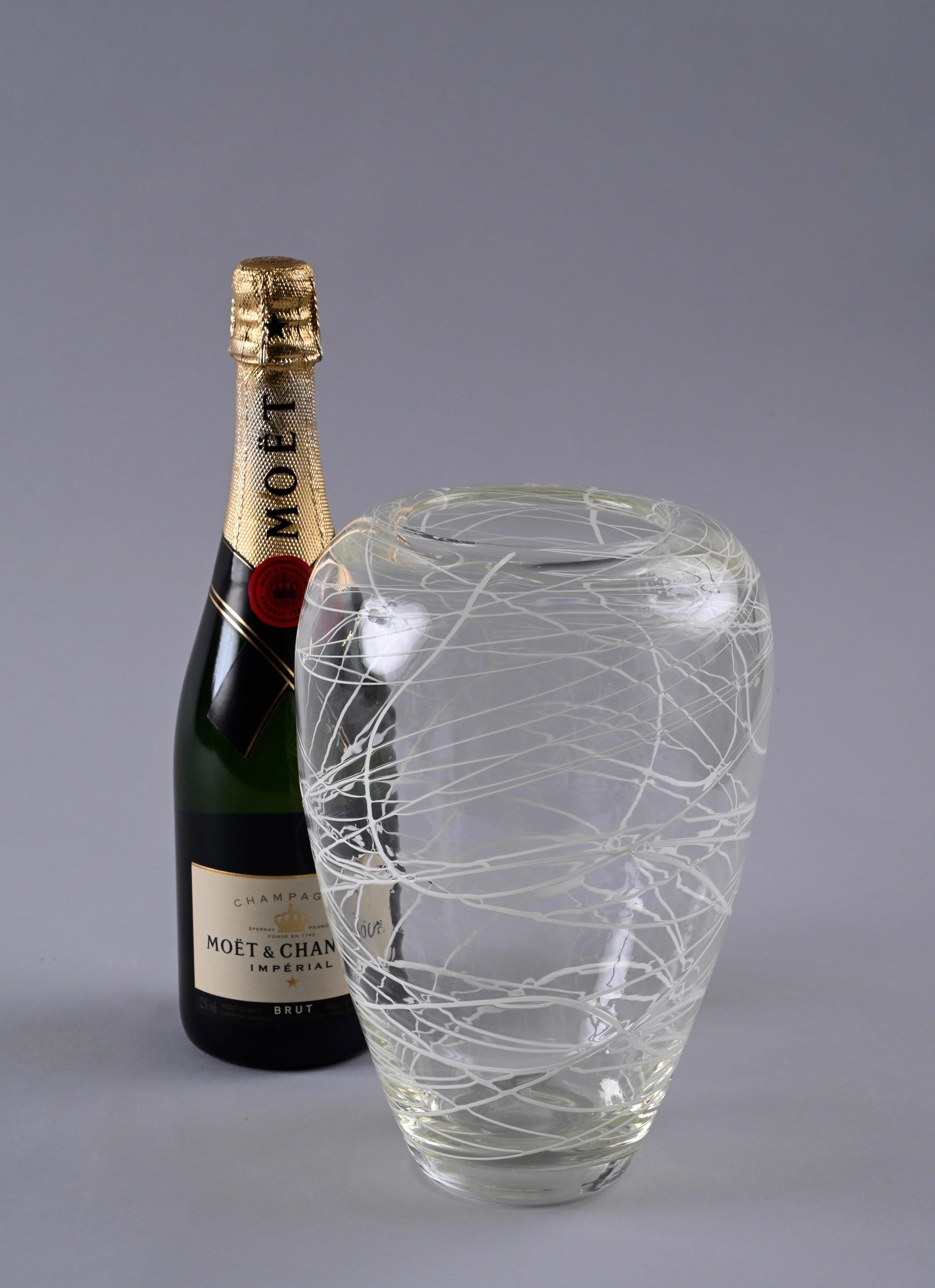 Fantastische dekorative Vase oder Blumenvase aus Murano-Kristallglas. Dieses charmante Objekt wurde in den 1970er Jahren in Murano, Italien, hergestellt und ist eindeutig im Stil von Carlo Scarpa gehalten.

Eine Vase mit unglaublichem Charme. Das