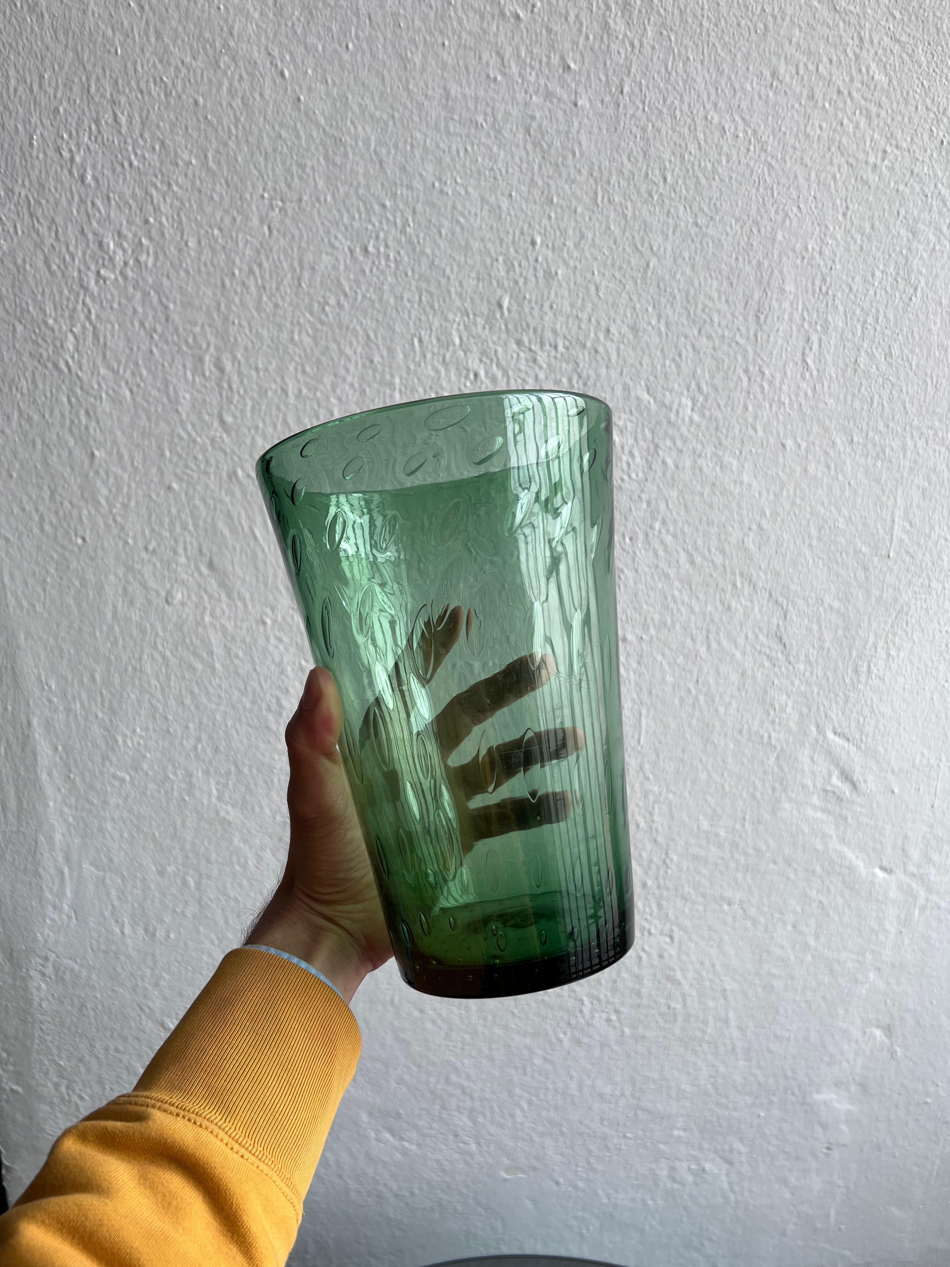 Vaso vintage senza tempo - Vetrerie di Empoli - Vaso decorativo verde

Bel vaso vintage in vetro soffiato verde 