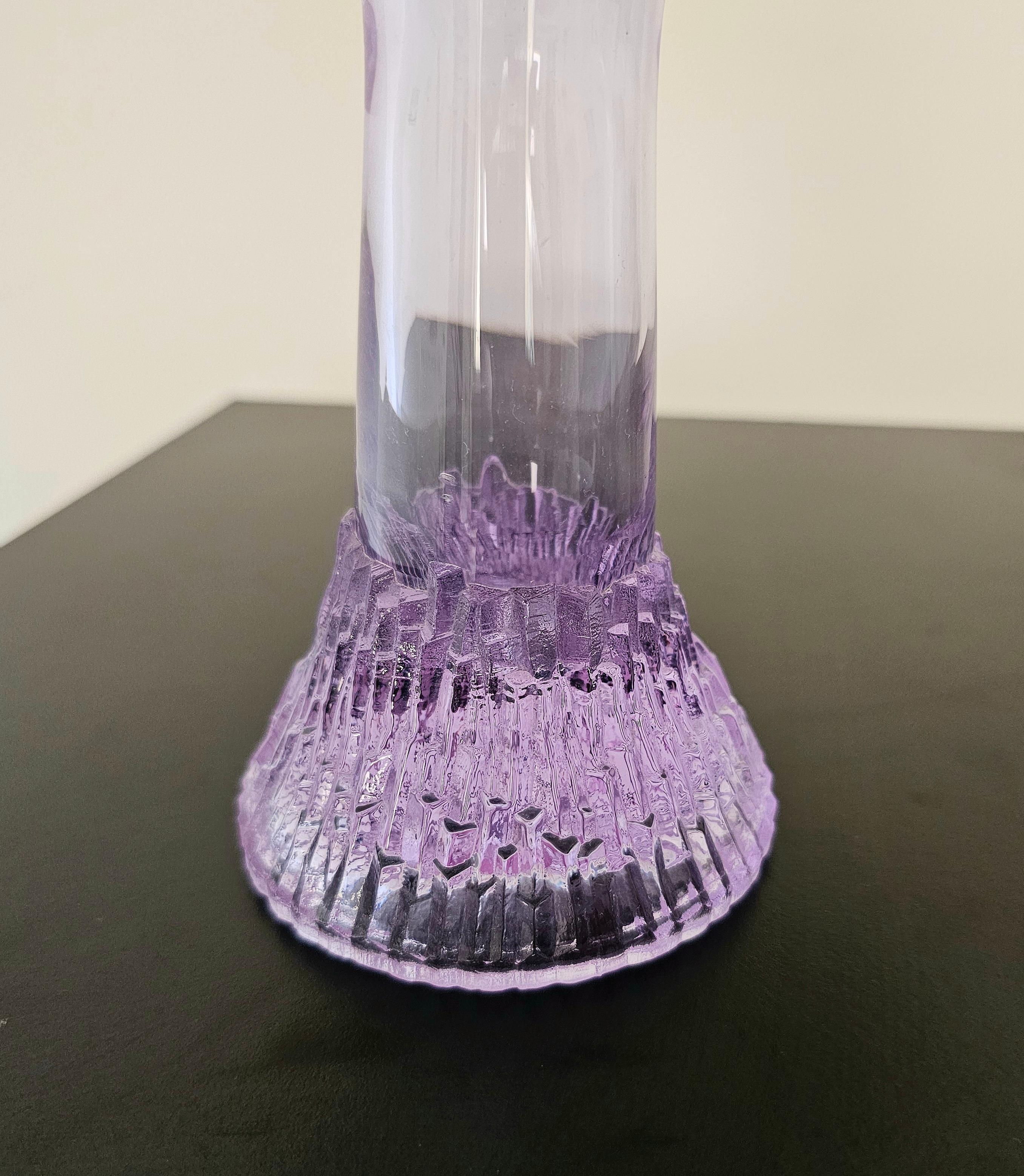 
Vase décoratif particulier en verre transparent. Le verre alexandrite est produit par l'insertion d'oxyde de néodyme et change de couleur en fonction des différentes conditions d'éclairage : il apparaît lavande ou lilas à la lumière naturelle et