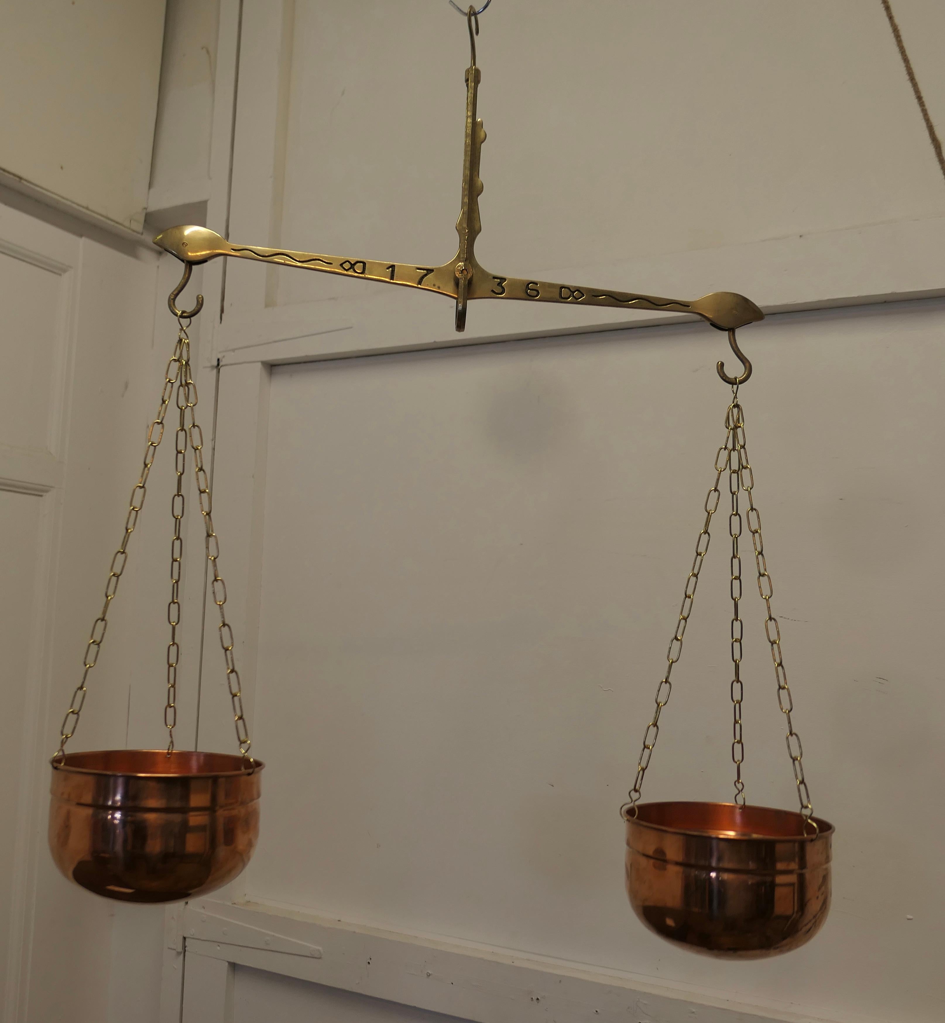 Dekorative Gemüse-Gartenschalen aus Kupfer und Messing

Das ursprüngliche Design dieser kleinen Unruhhalter stammt aus dem Jahr 1736. Die Unruh wurde entwickelt, um gleiche Mengen abzuwiegen, was sie immer noch sehr gut tut.
Die Waage ist aus