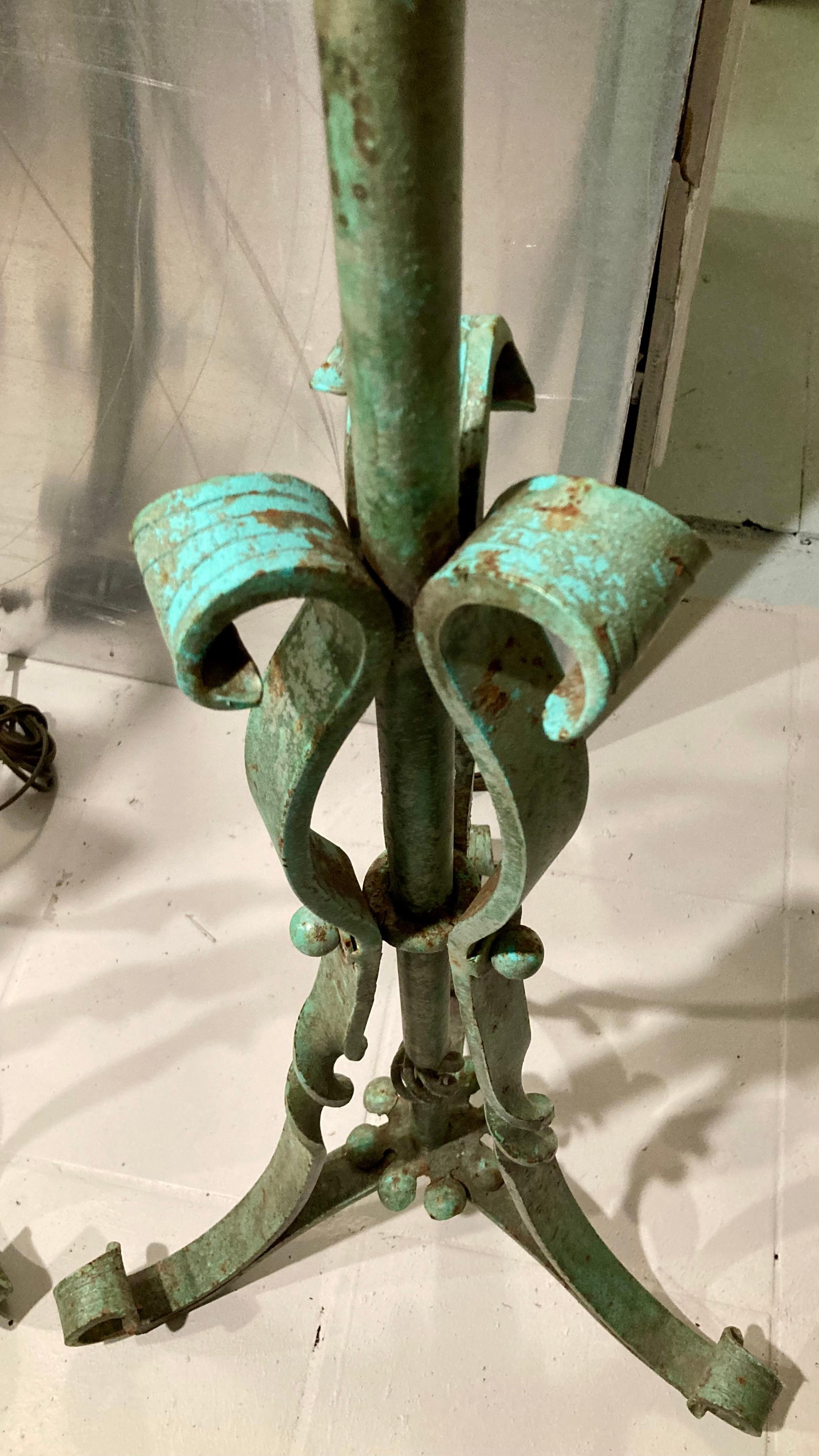 Dekorative Stehlampen aus Verdigris-Eisen, ein Paar im Angebot 5