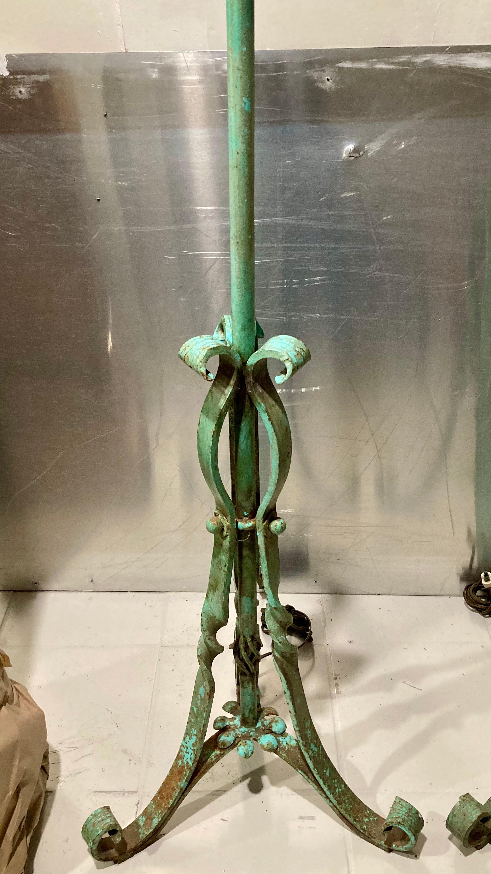 Dekorative Stehlampen aus Verdigris-Eisen, ein Paar (20. Jahrhundert) im Angebot
