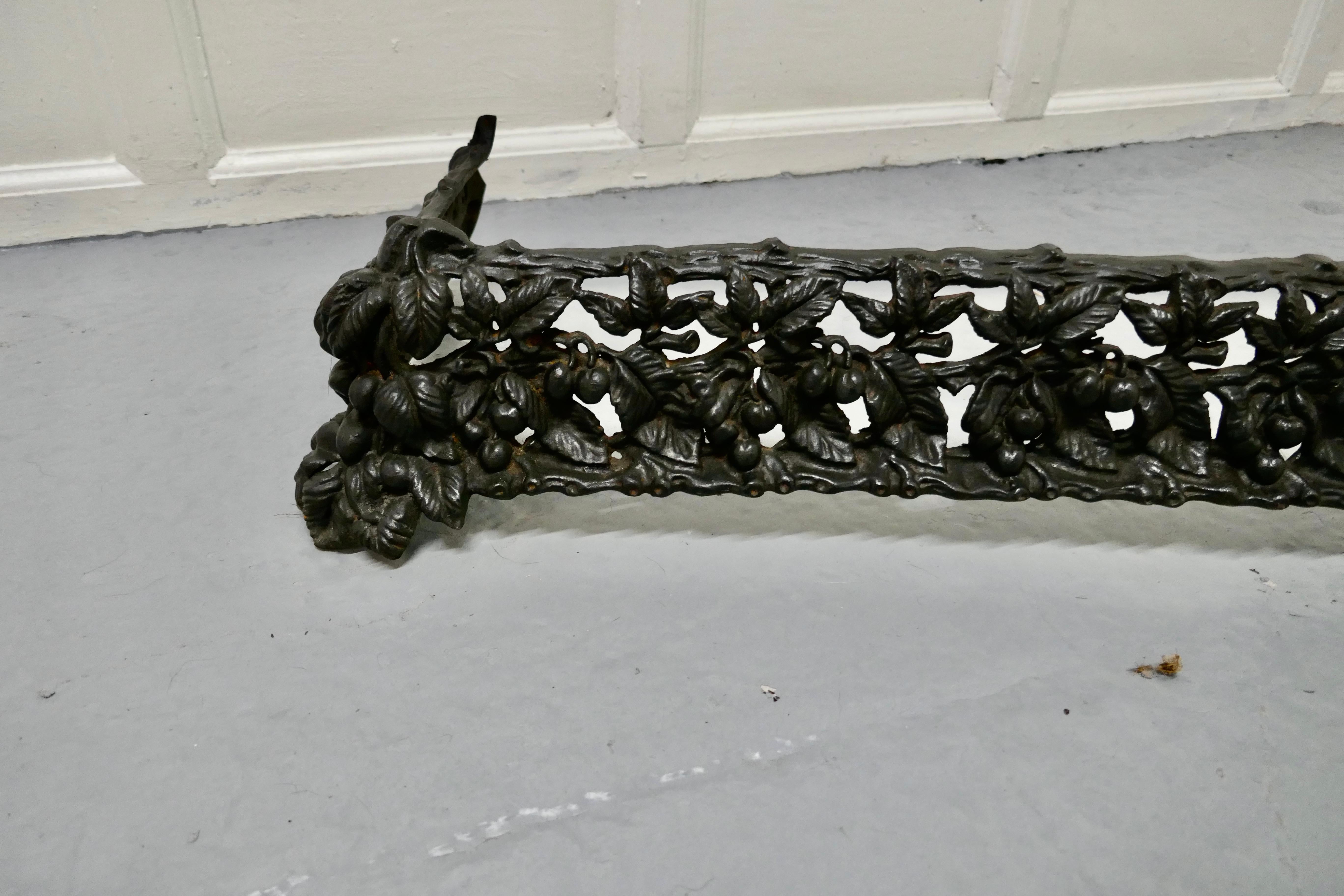 Decorative Victorian Cast Iron Fender In Good Condition For Sale In Godshill, Isle of Wight