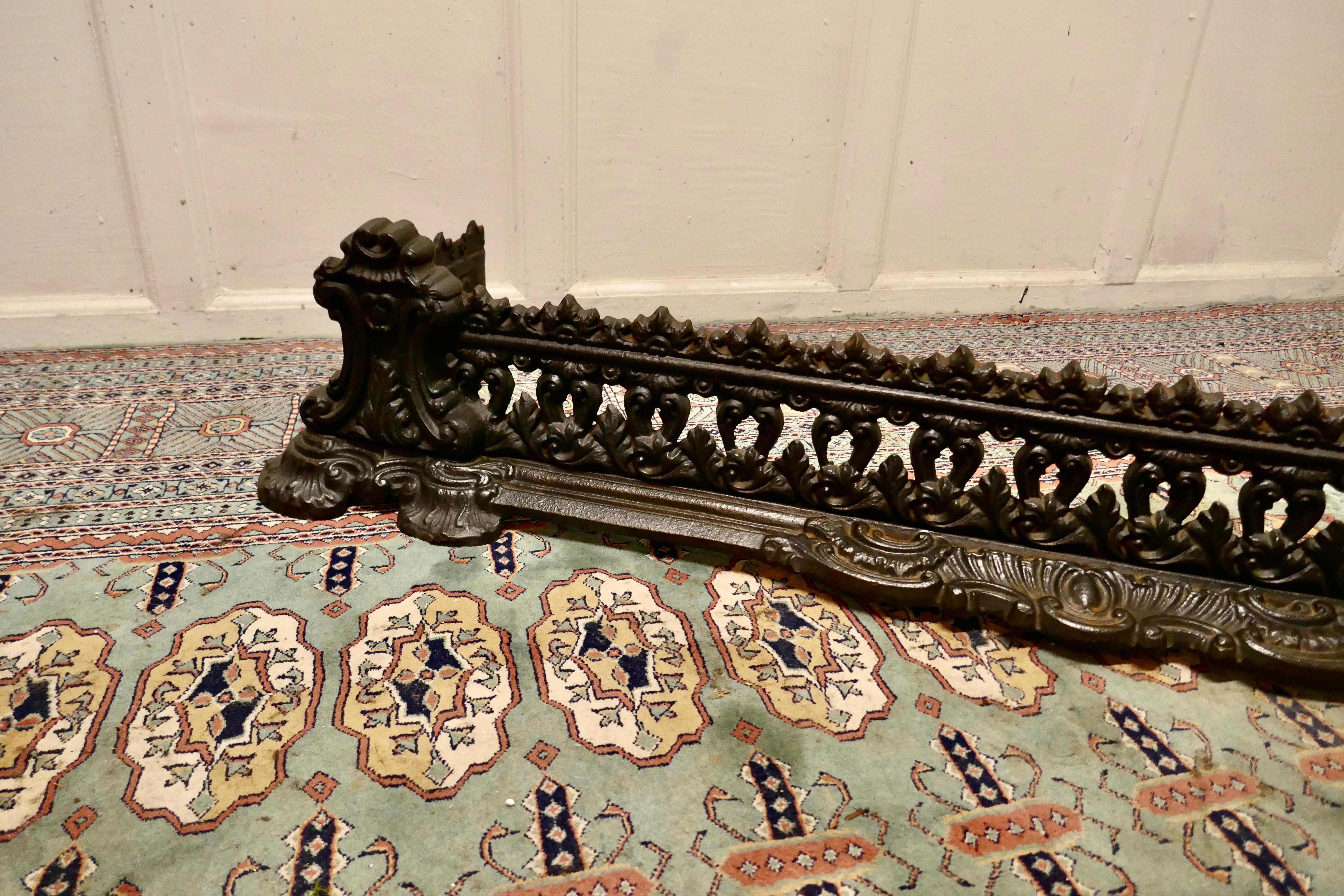 Decorative Victorian Cast Iron Fender In Good Condition In Chillerton, Isle of Wight