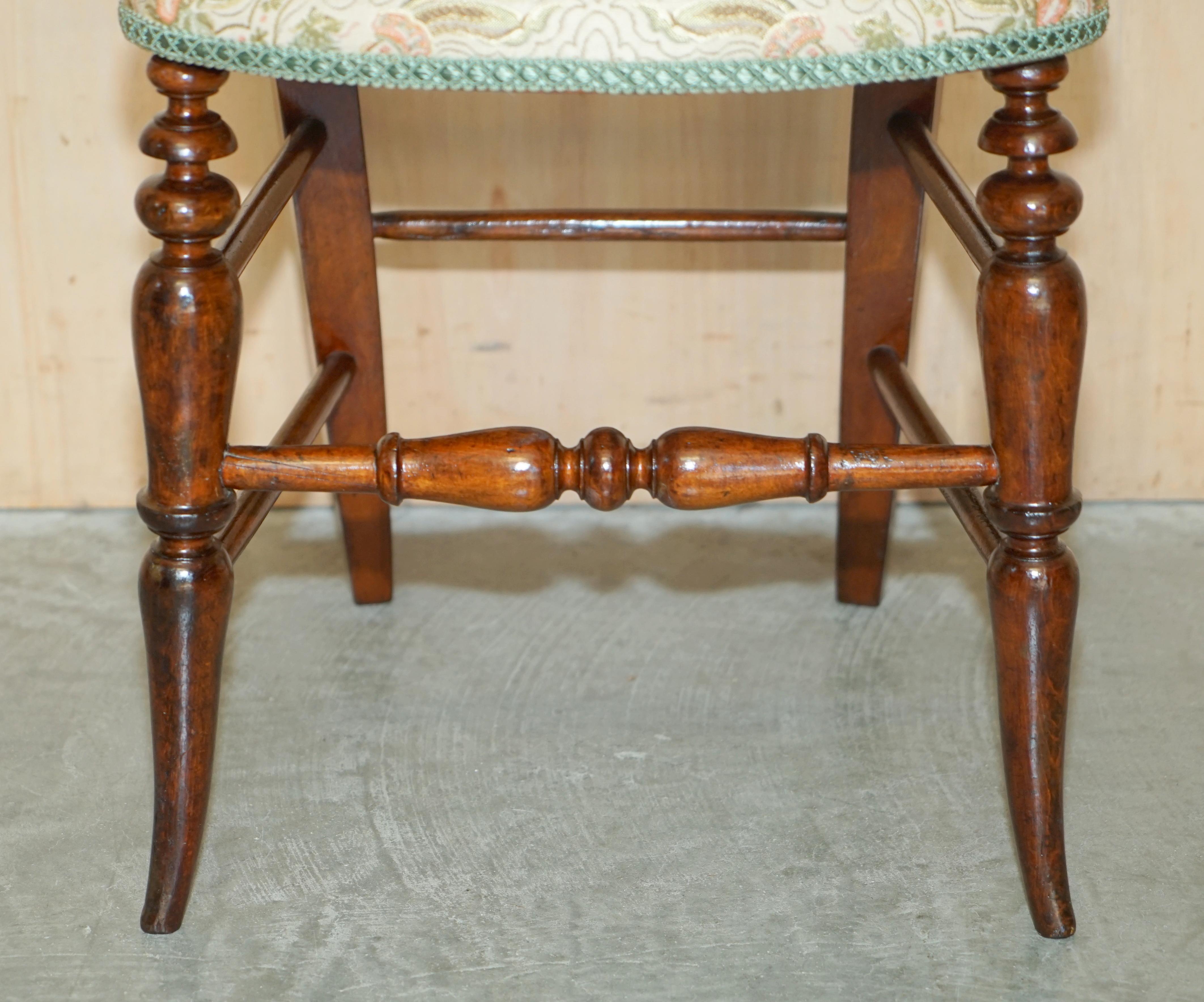 Decorative Victorian circa 1880 Walnut Medallion Back Side Dressing Table Chair For Sale 4
