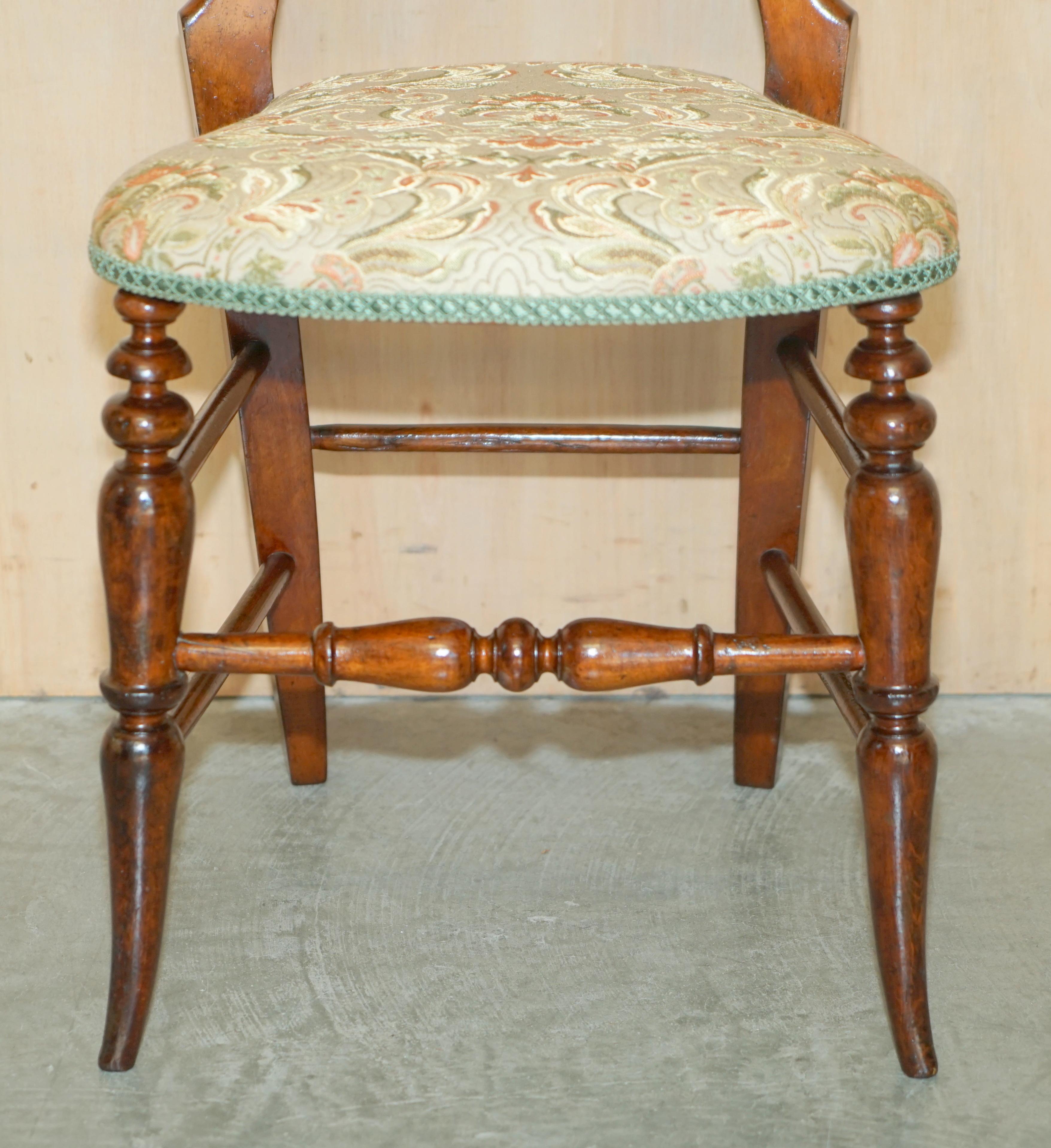 Decorative Victorian circa 1880 Walnut Medallion Back Side Dressing Table Chair For Sale 2