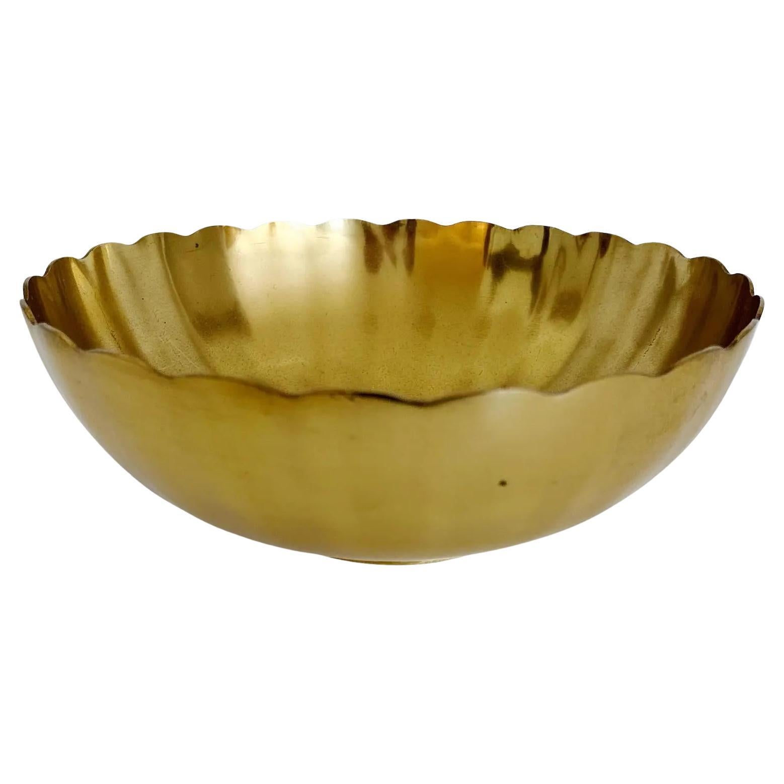 Cuenco decorativo vintage de latón con borde festoneado