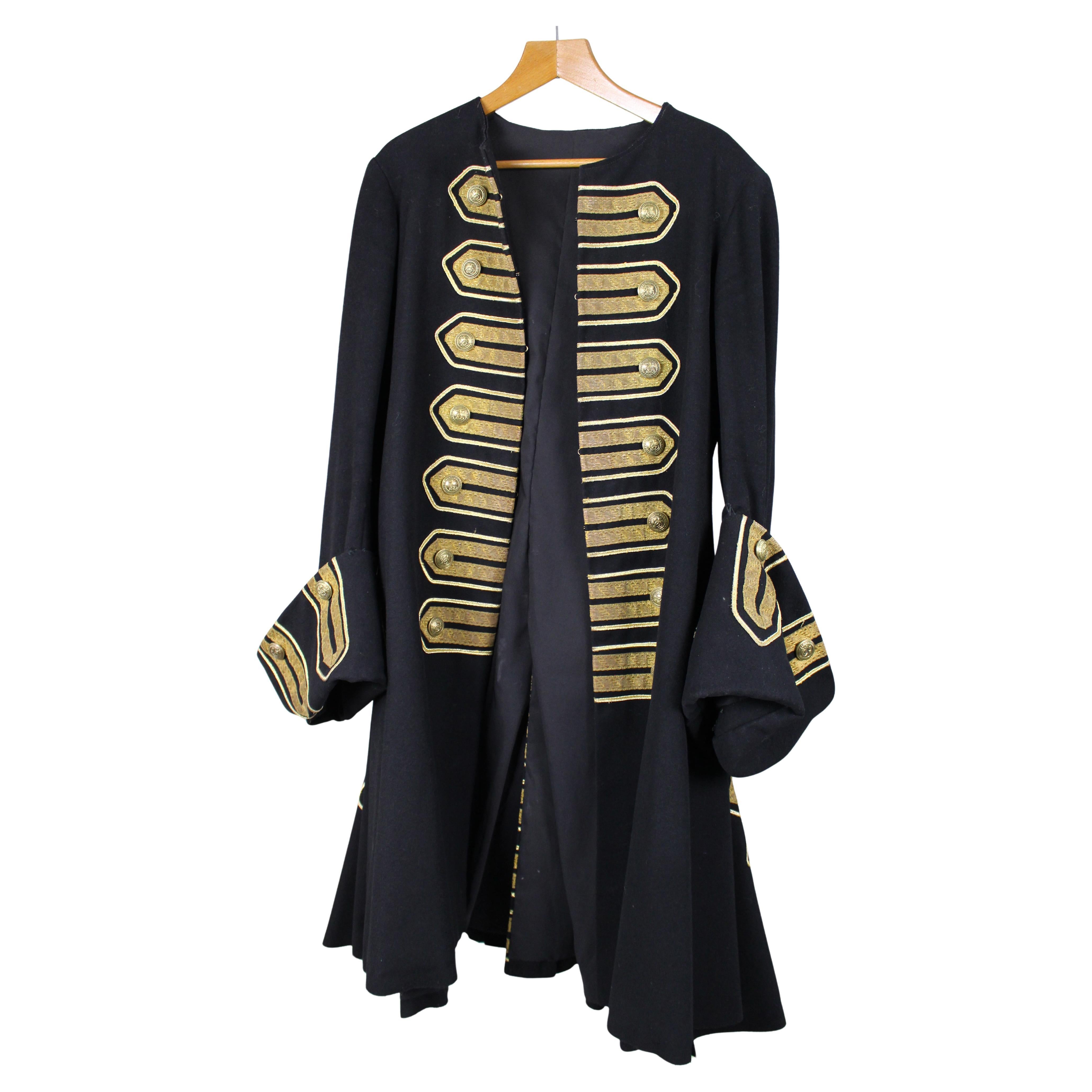 Manteau de cérémonie décoratif vintage en laine avec bordure en tressage doré, 20e siècle