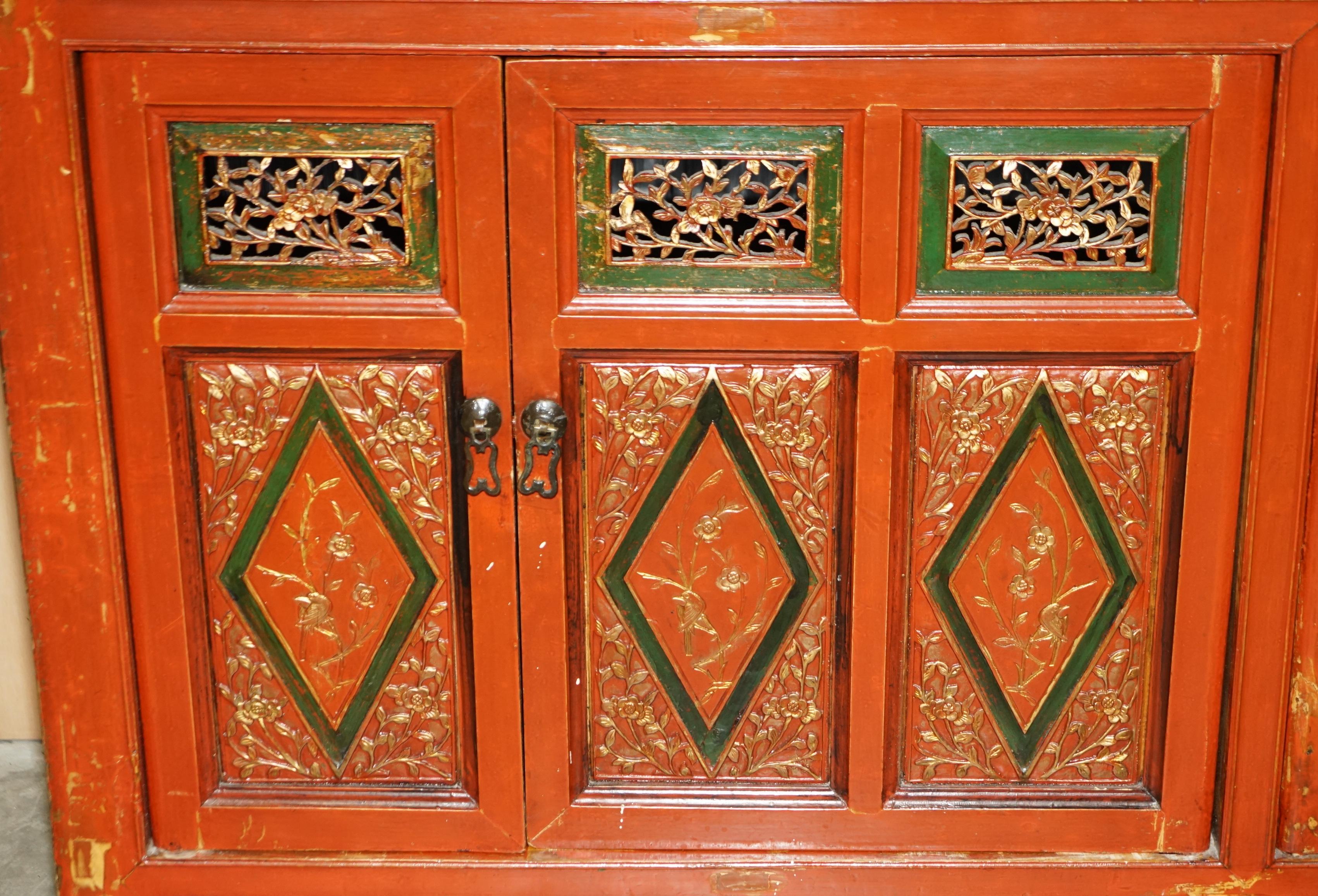 Dekoratives chinesisches Sideboard aus Blattgold, geblümt bemalt und lackiert, Vintage im Angebot 3
