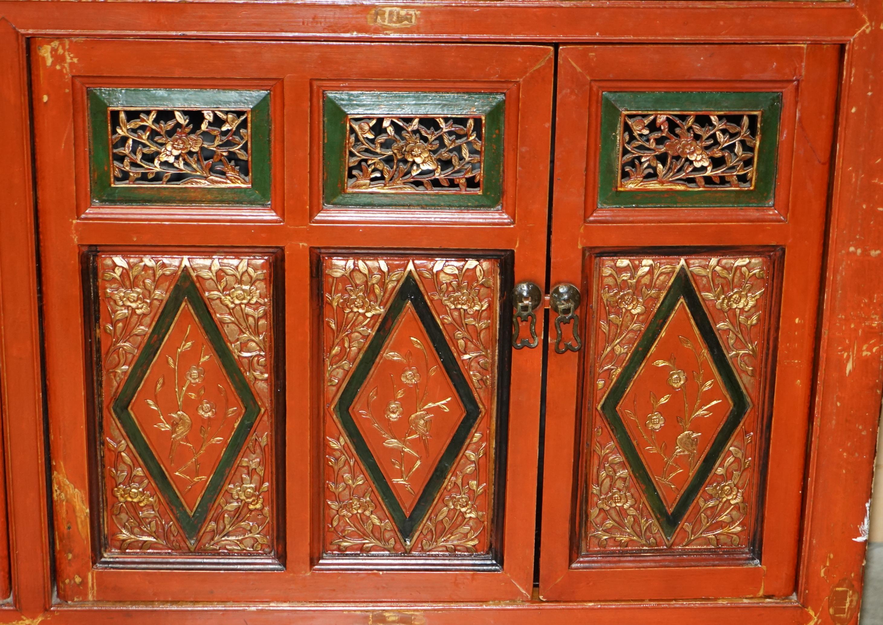Dekoratives chinesisches Sideboard aus Blattgold, geblümt bemalt und lackiert, Vintage im Angebot 4