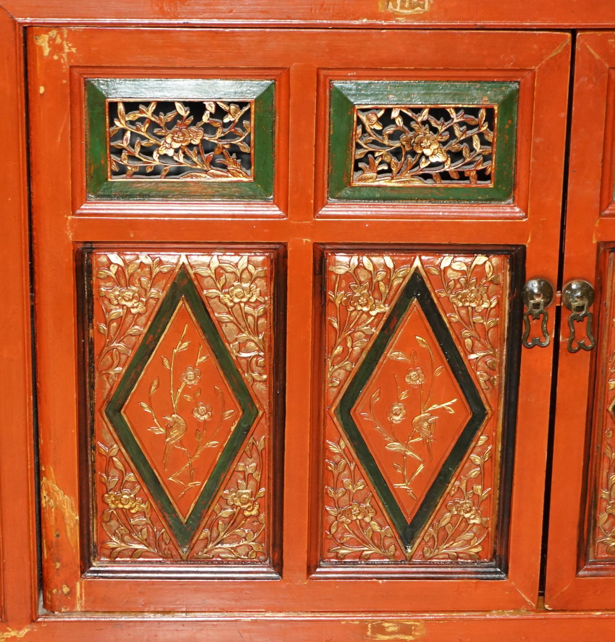 Dekoratives chinesisches Sideboard aus Blattgold, geblümt bemalt und lackiert, Vintage im Angebot 5