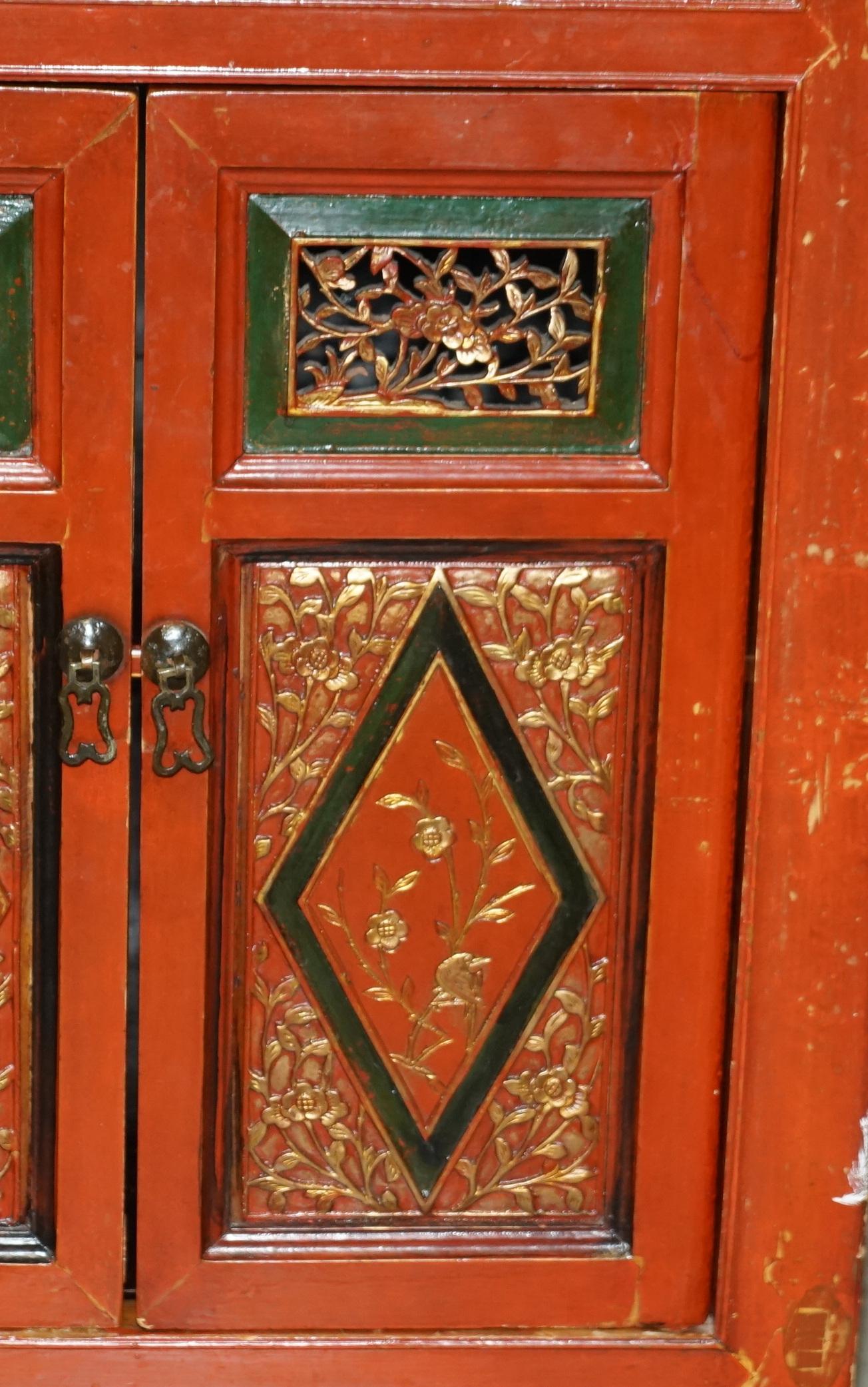 Dekoratives chinesisches Sideboard aus Blattgold, geblümt bemalt und lackiert, Vintage im Angebot 6