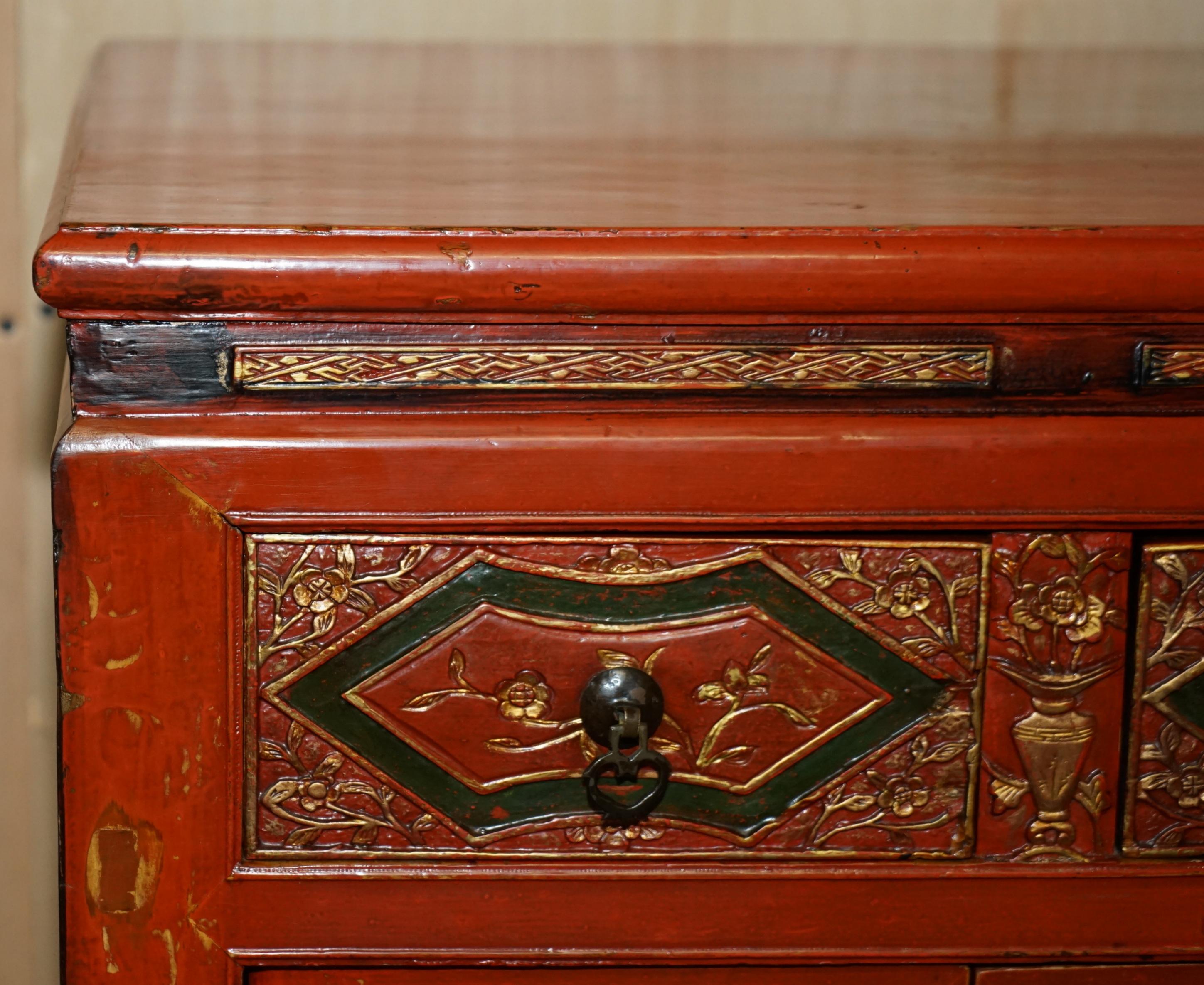 Dekoratives chinesisches Sideboard aus Blattgold, geblümt bemalt und lackiert, Vintage (Lackiert) im Angebot