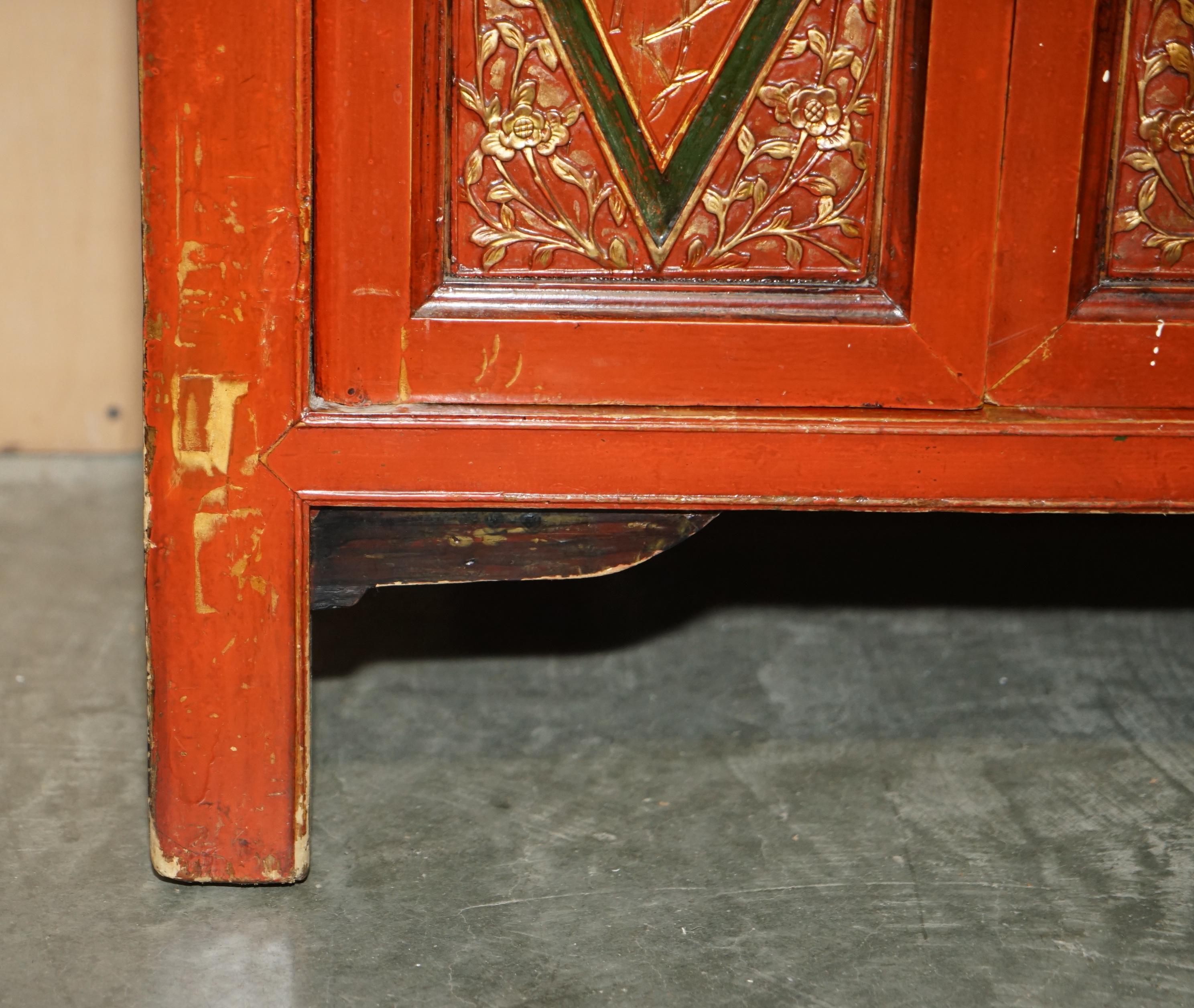 Dekoratives chinesisches Sideboard aus Blattgold, geblümt bemalt und lackiert, Vintage (20. Jahrhundert) im Angebot
