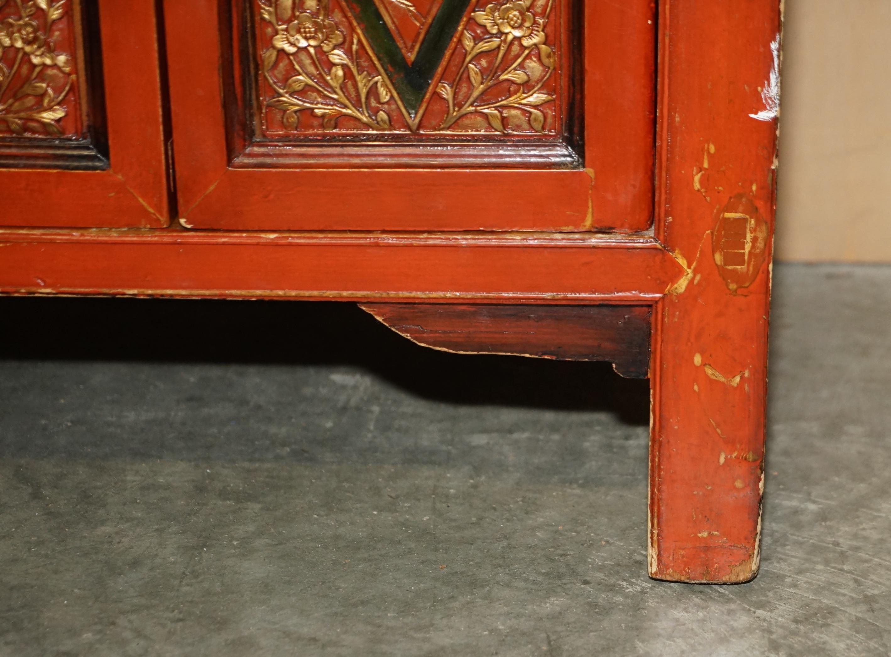 Dekoratives chinesisches Sideboard aus Blattgold, geblümt bemalt und lackiert, Vintage (Holz) im Angebot