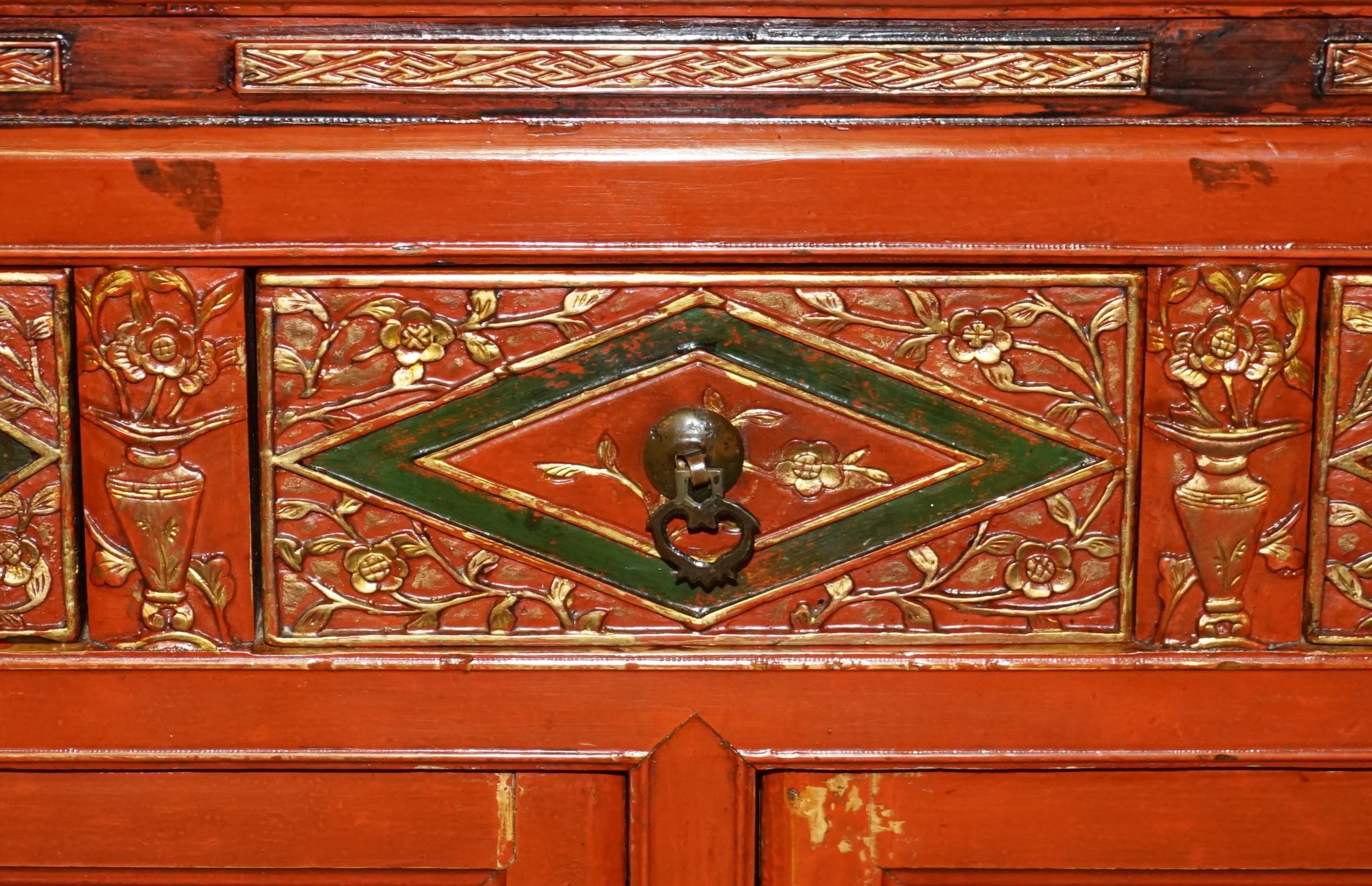 Dekoratives chinesisches Sideboard aus Blattgold, geblümt bemalt und lackiert, Vintage im Angebot 2