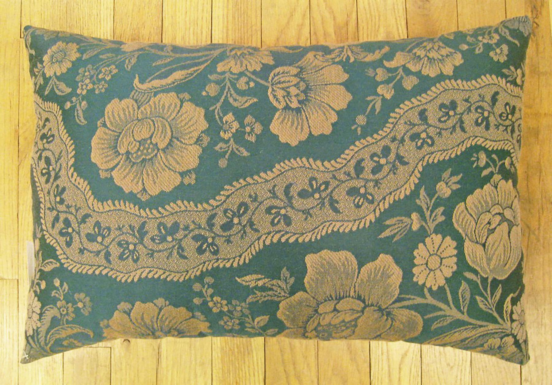 Coussin décoratif vintage européen en tissu Chinoiserie avec motif floral Bon état - En vente à New York, NY