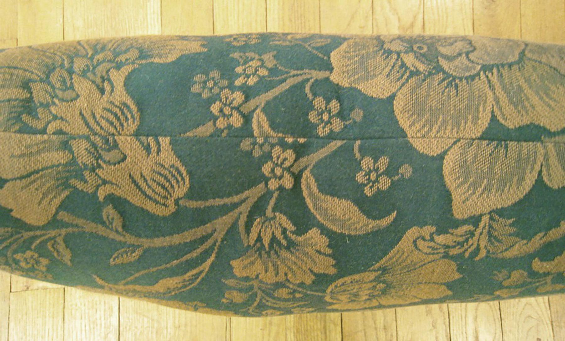 Milieu du XXe siècle Coussin décoratif vintage européen en tissu Chinoiserie avec motif floral en vente