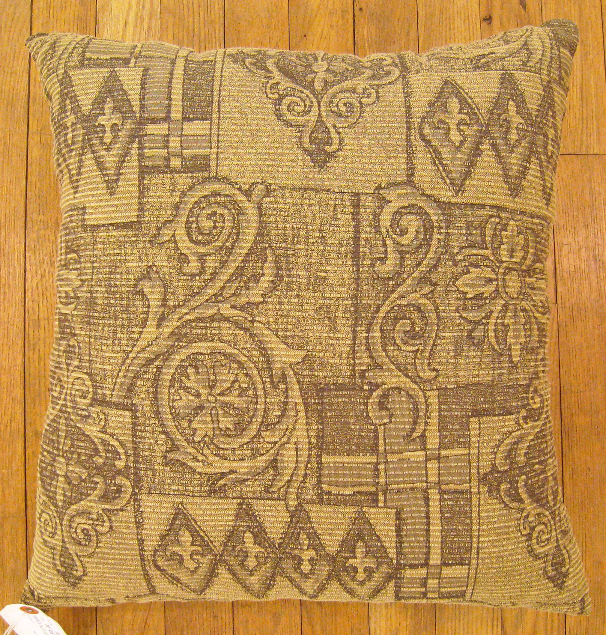 Vintage Floro-geometric Fabric pillow; size 1'8” x 1'6”.

A vintage american pillow with geometric abstracts in a beige central field, size 1'8” x 1'6”. This lovely decorative pillow features a vintage fabric of a American floro-geometric style on