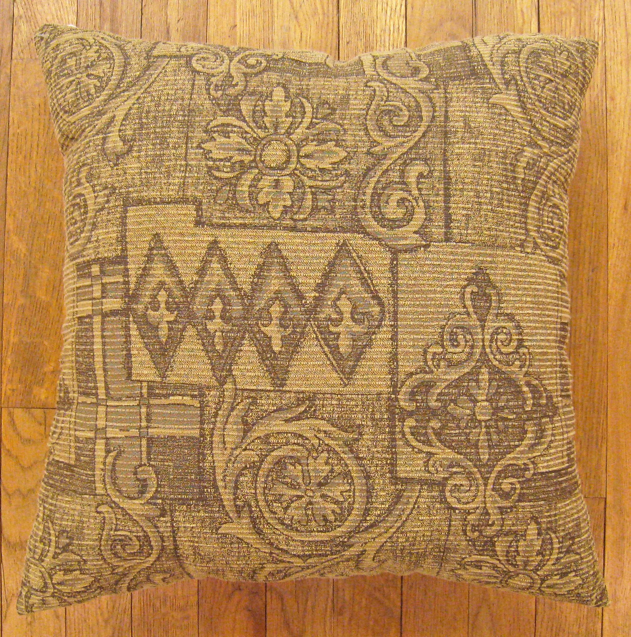 Vintage Floro-geometric fabric pillow; size 1'8” x 1'6”.

A vintage american pillow with geometric abstracts in a beige central field, size 1'8” x 1'6”. This lovely decorative pillow features a vintage fabric of a American floro-geometric style on