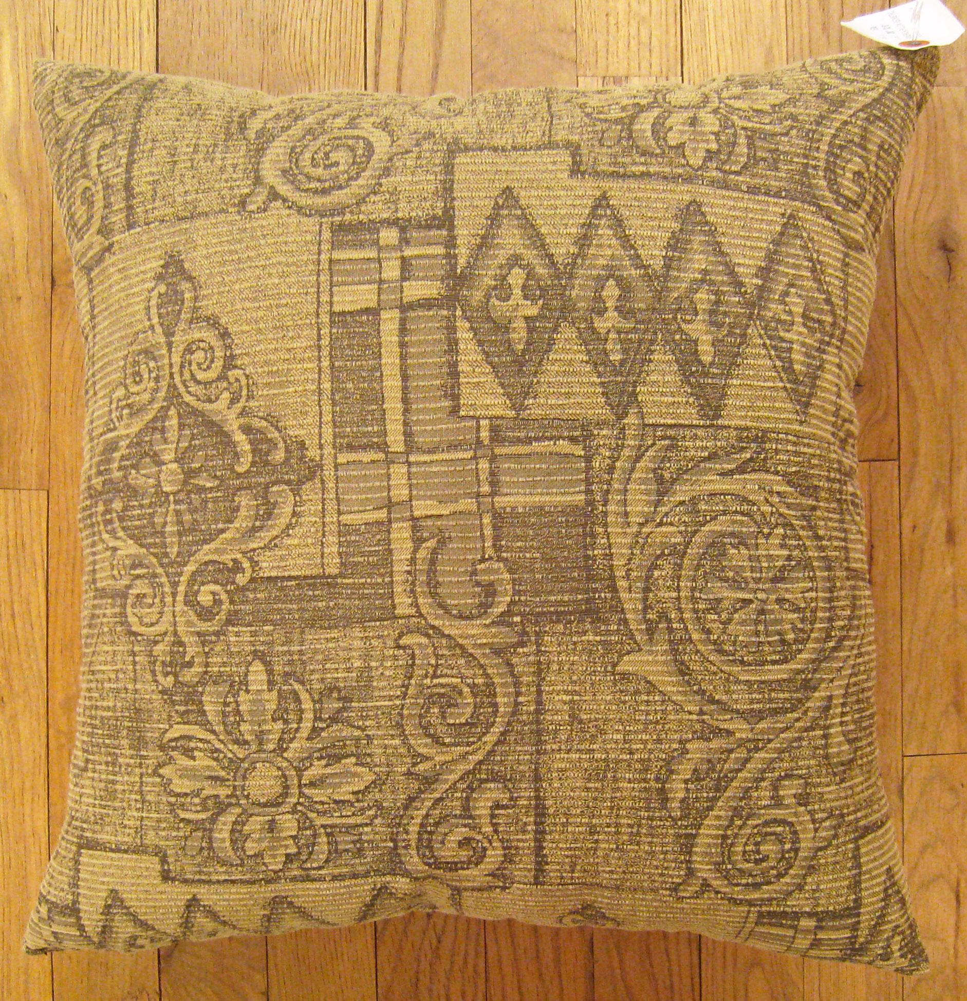 Vintage Floro-geometric fabric pillow; size 1'8” x 1'6”.

A vintage american pillow with geometric abstracts in a beige central field, size 1'8” x 1'6”. This lovely decorative pillow features a vintage fabric of a American floro-geometric style on