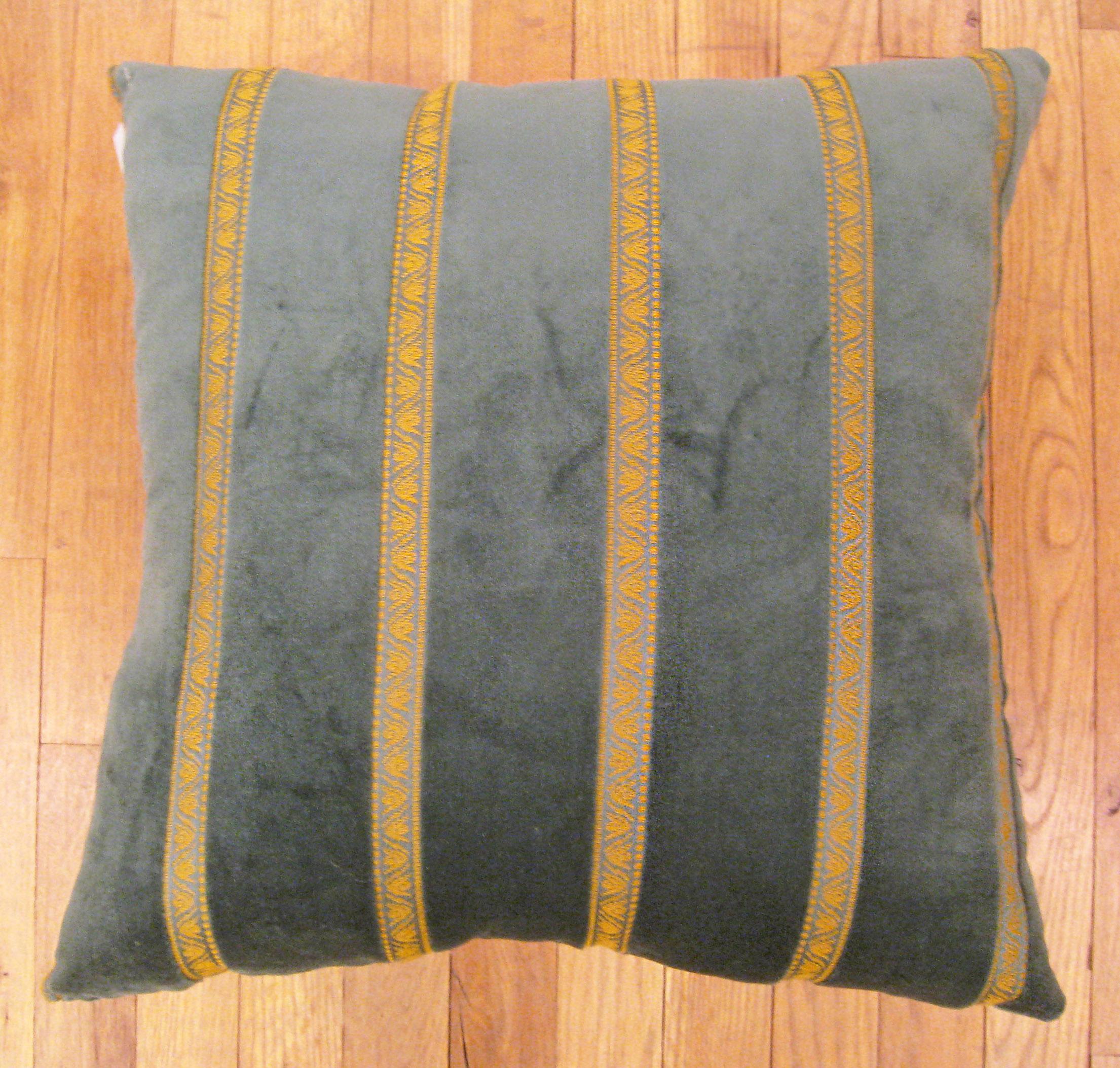 Vintage Green velvet American Art Deco Pillow; size 1'8” x 1'8”.

A vintage decorative pillow with golden stripes in a black central field, size 1'8” x 1'8”. This lovely decorative pillow features a vintage fabric of a American Green velvet Art