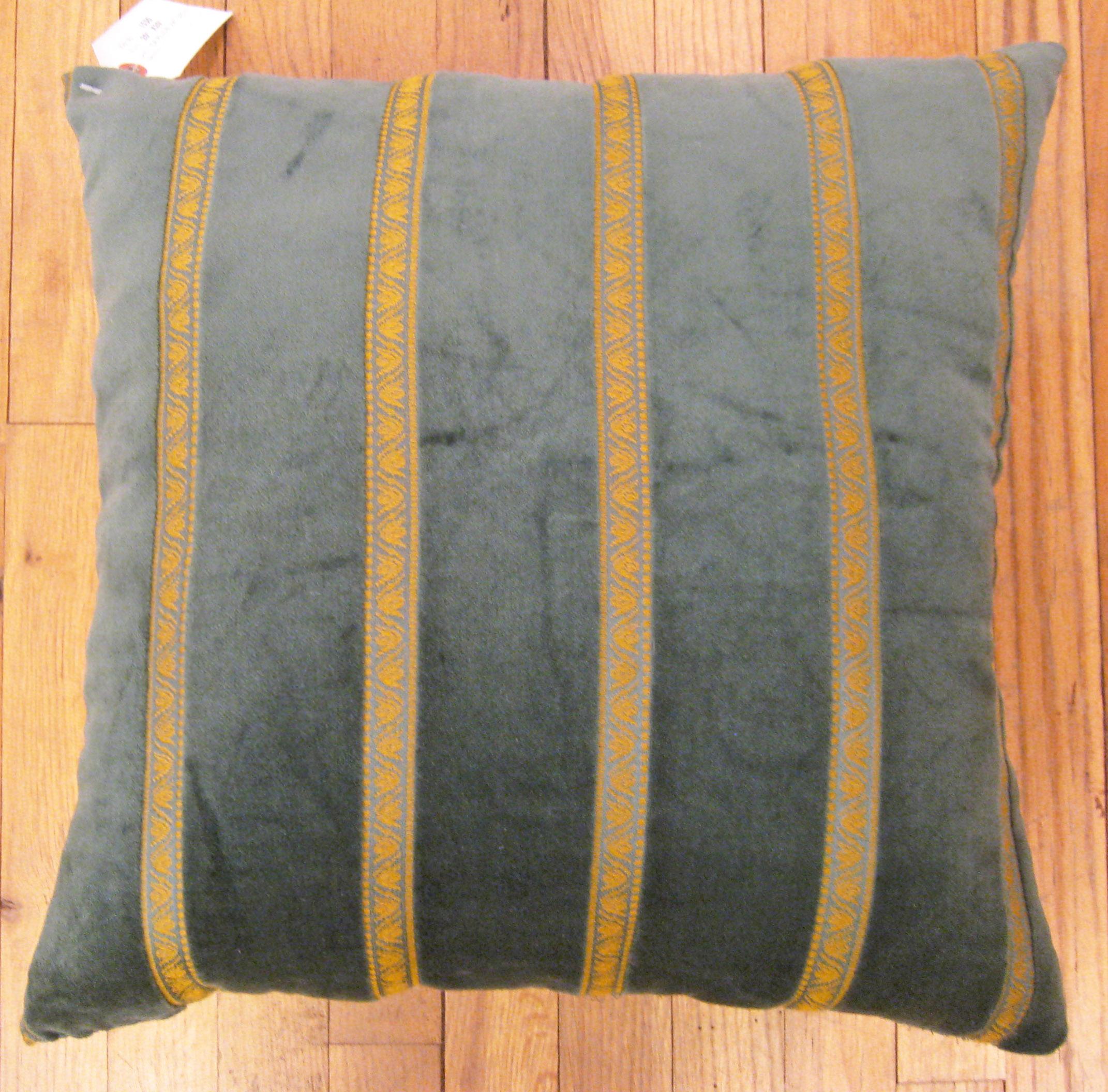 Vintage Green velvet American Art deco pillow; size 1'8” x 1'8”.

A vintage decorative pillow with golden stripes in a black central field, size 1'8” x 1'8”. This lovely decorative pillow features a vintage fabric of a American Green velvet Art