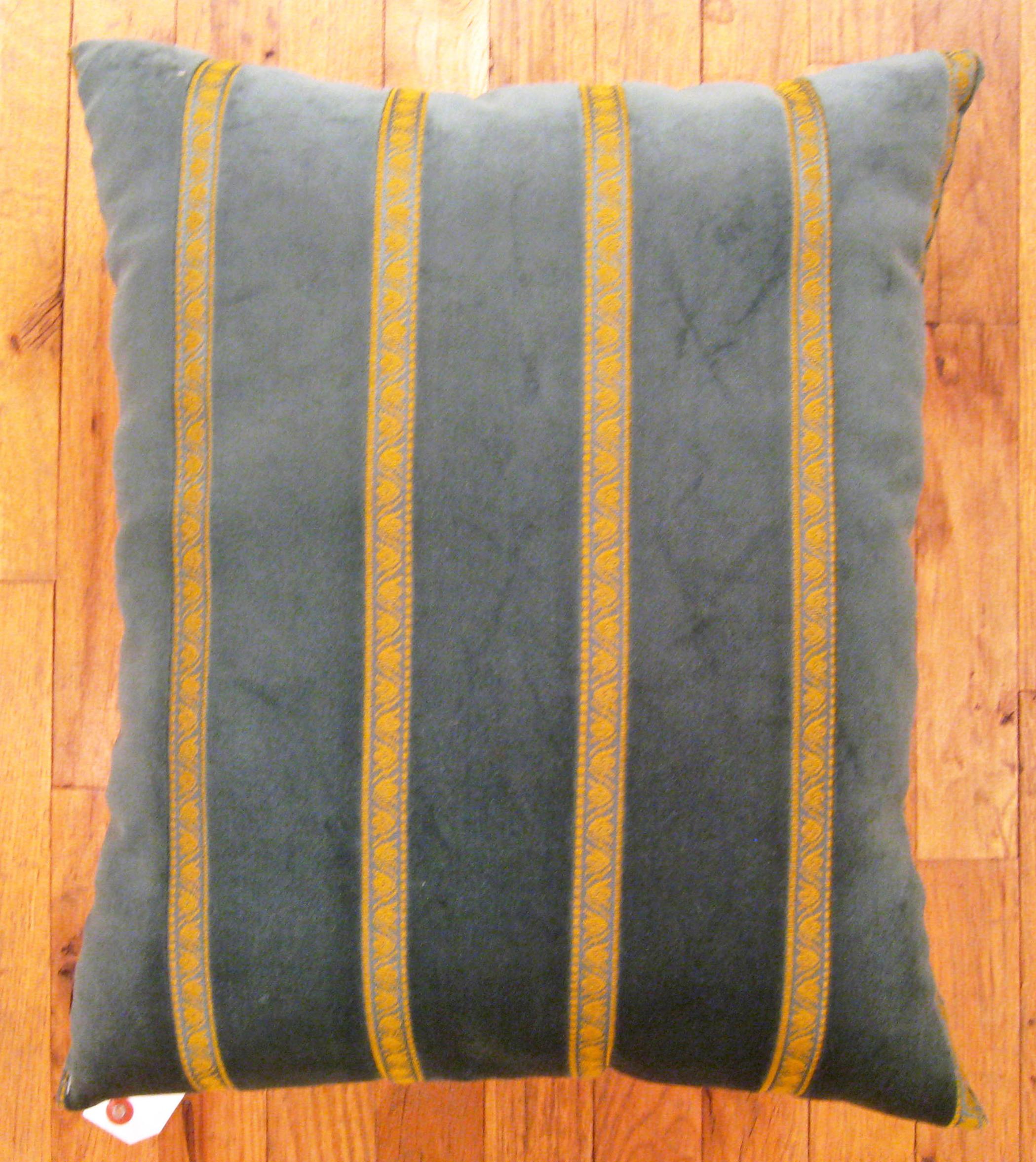 Vintage Green velvet American Art deco Pillow; size 22” x 19”. 
 
A vintage decorative pillow with art deco design in a green central field, size 22” x 19”. This lovely decorative pillow features a vintage fabric of a American Green velvet Art deco