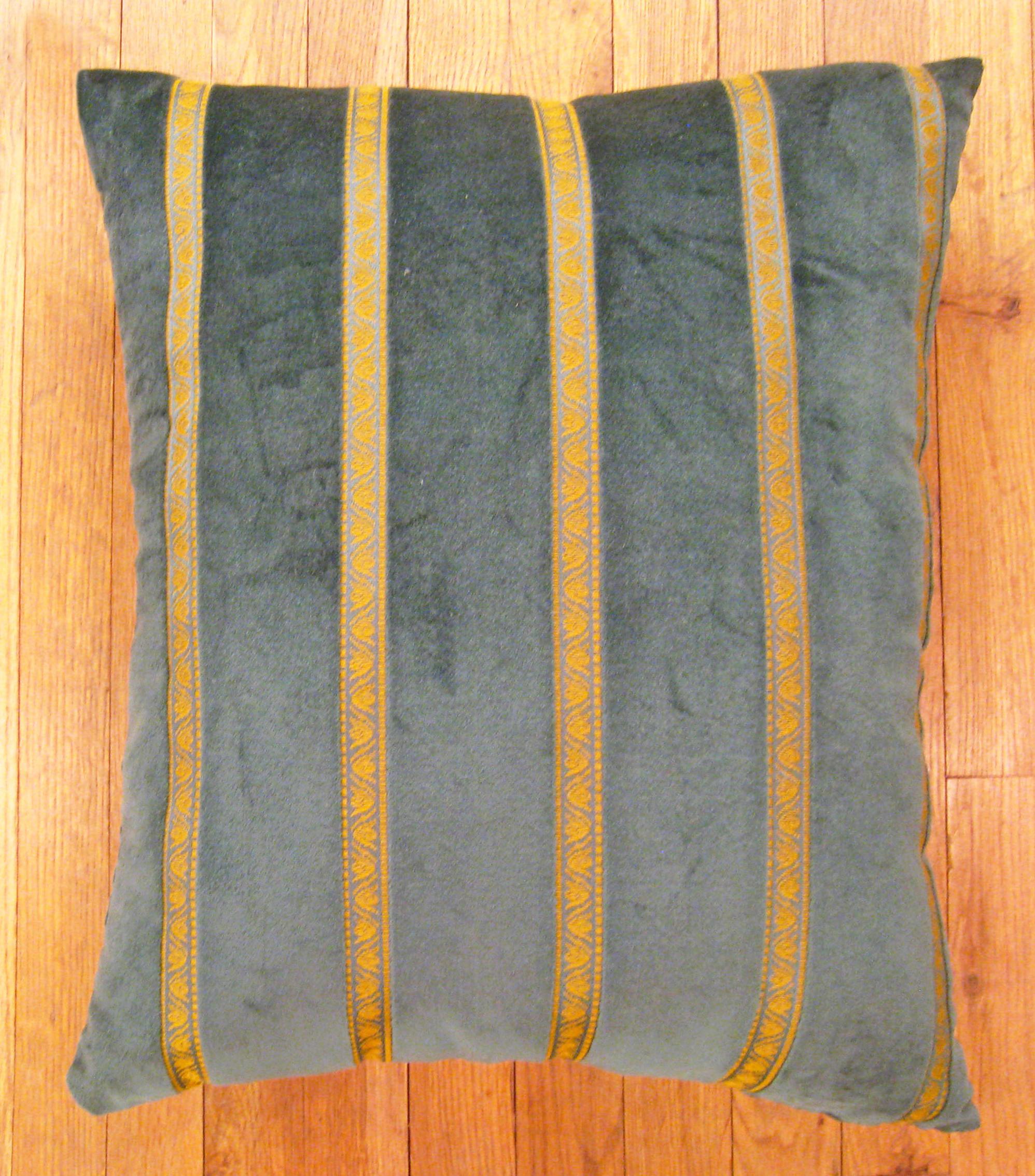 Vintage Green velvet American Art deco pillow; size 22” x 19”. 
 
A vintage decorative pillow with art deco design in a green central field, size 22” x 19”. This lovely decorative pillow features a vintage fabric of a American Green velvet Art