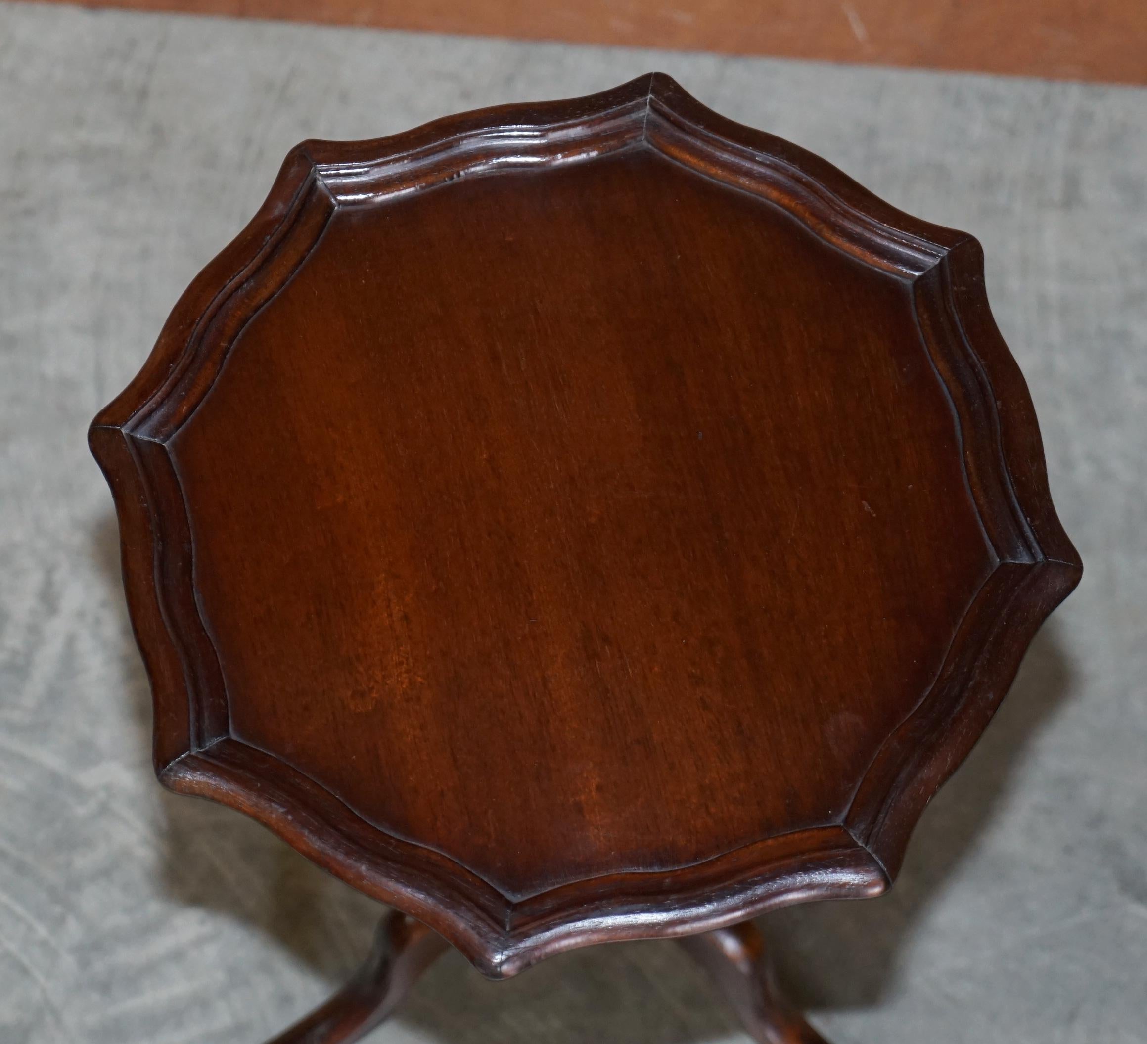Victorian Decorative Vintage Hardwood Pie Crust Edge Tripod Lamp Side End Wine Table For Sale
