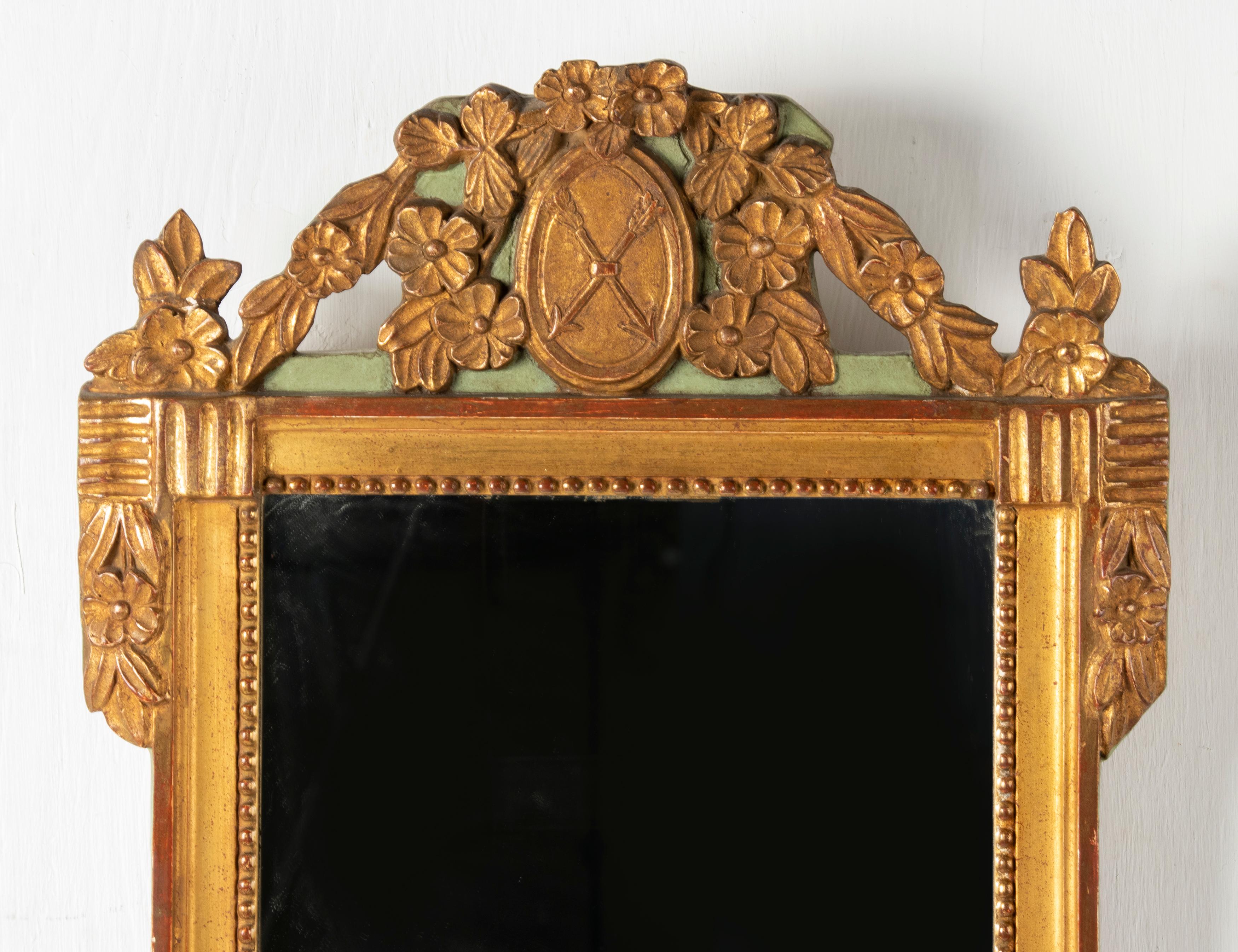 Miroir décoratif vintage en résine dorée en vente 3