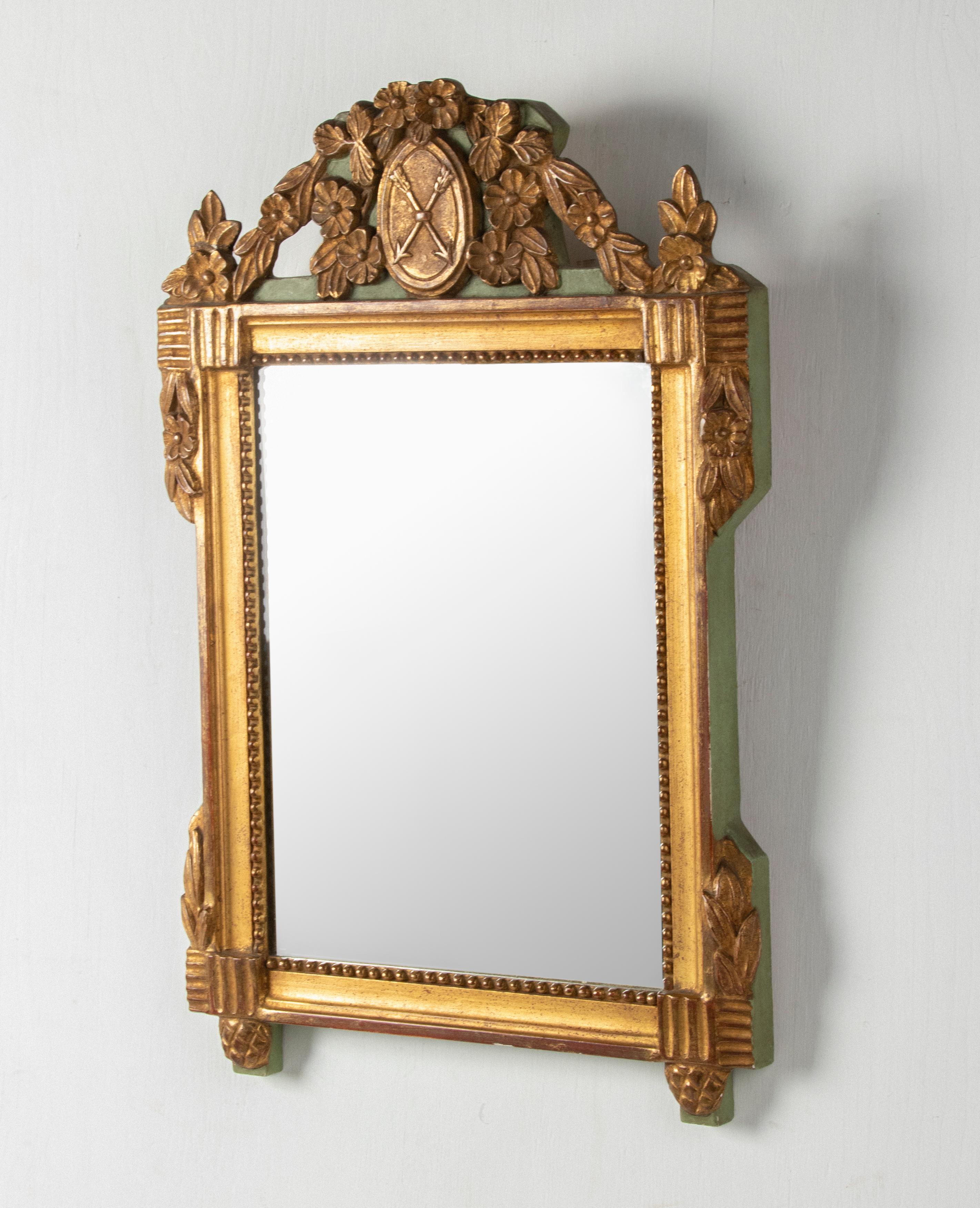 Miroir décoratif vintage en résine dorée en vente 4