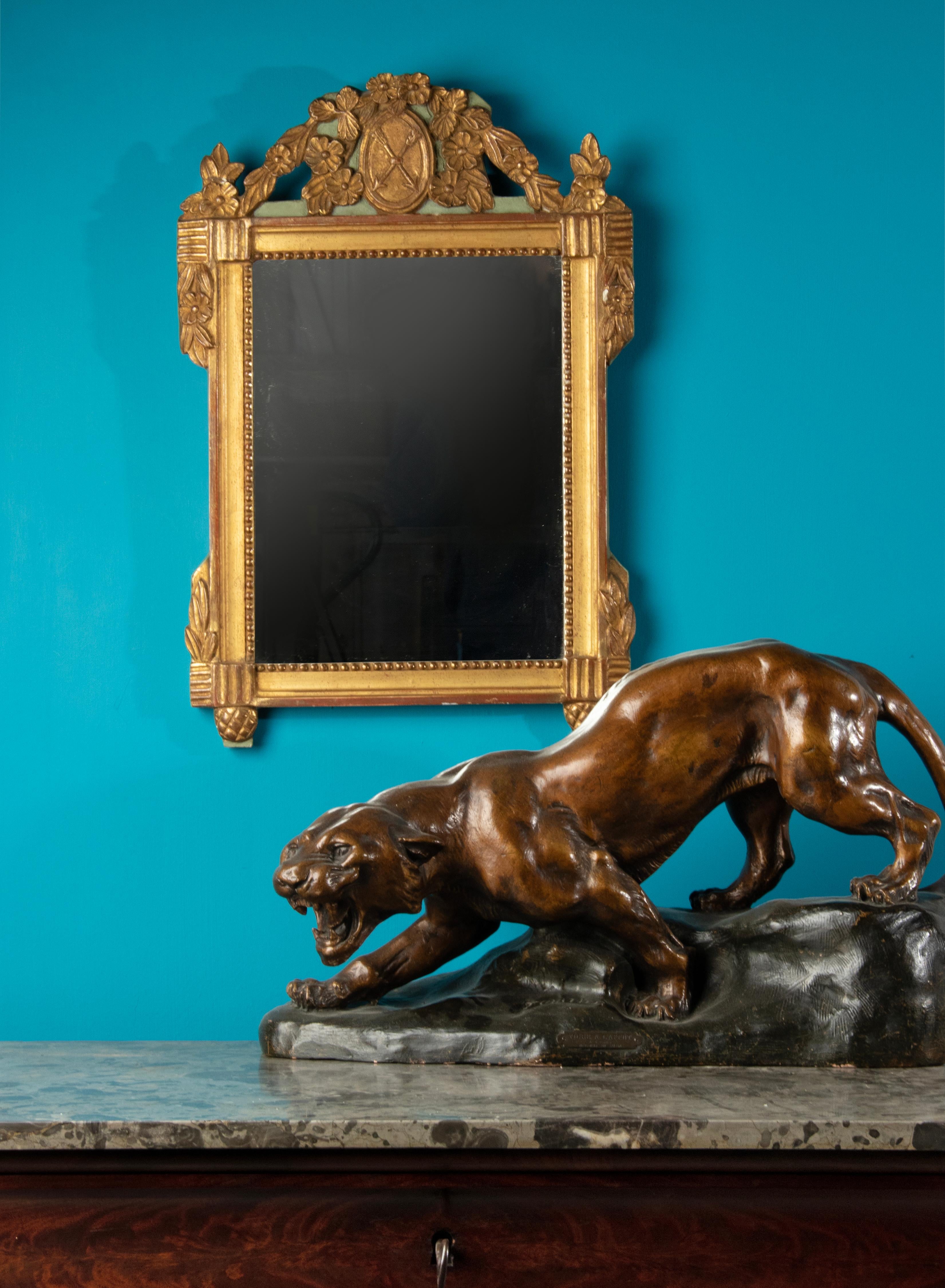 Miroir décoratif vintage en résine dorée en vente 6