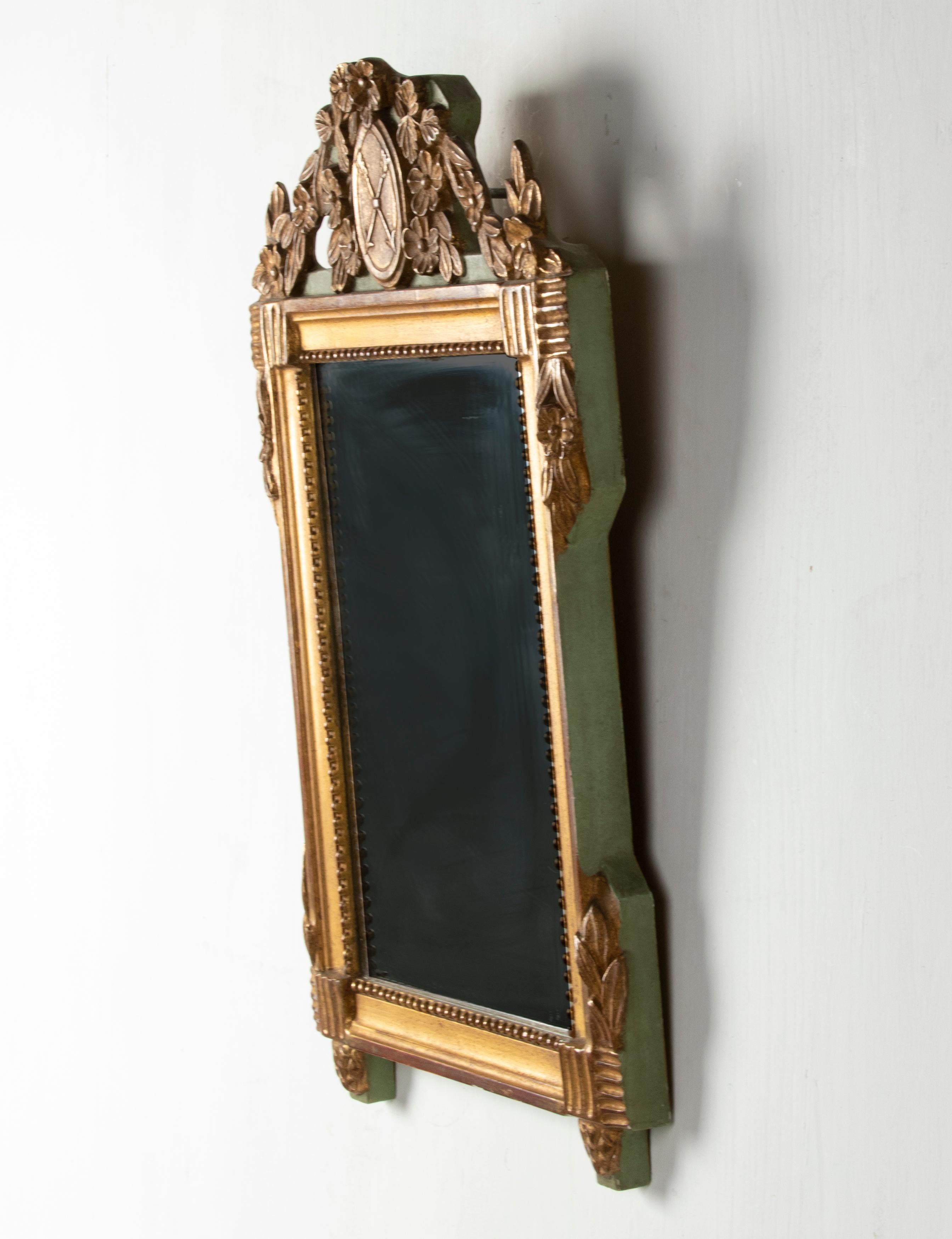 Miroir décoratif vintage en résine dorée en vente 8