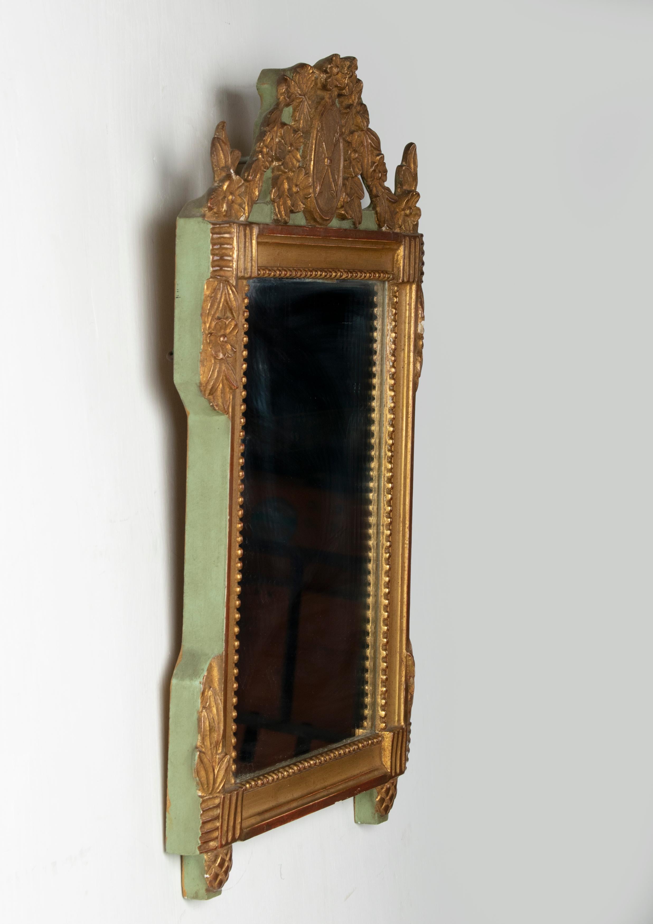 Miroir décoratif vintage en résine dorée en vente 9