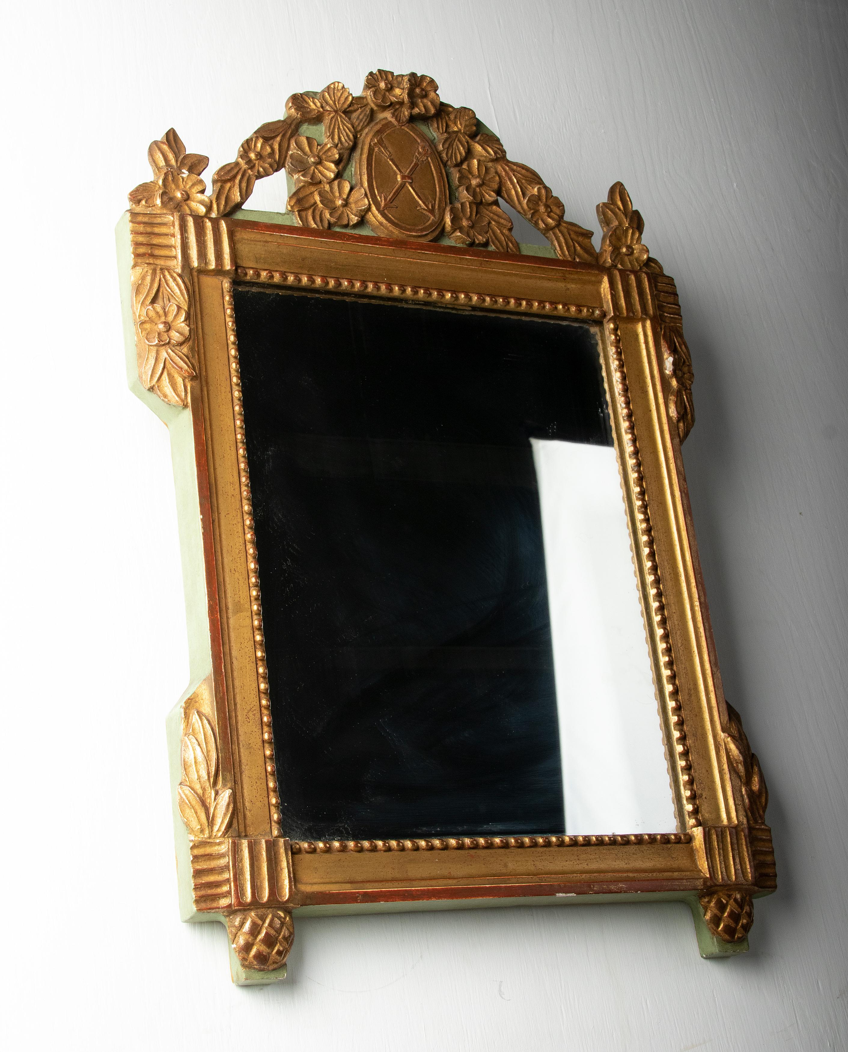 Miroir décoratif vintage en résine dorée en vente 11