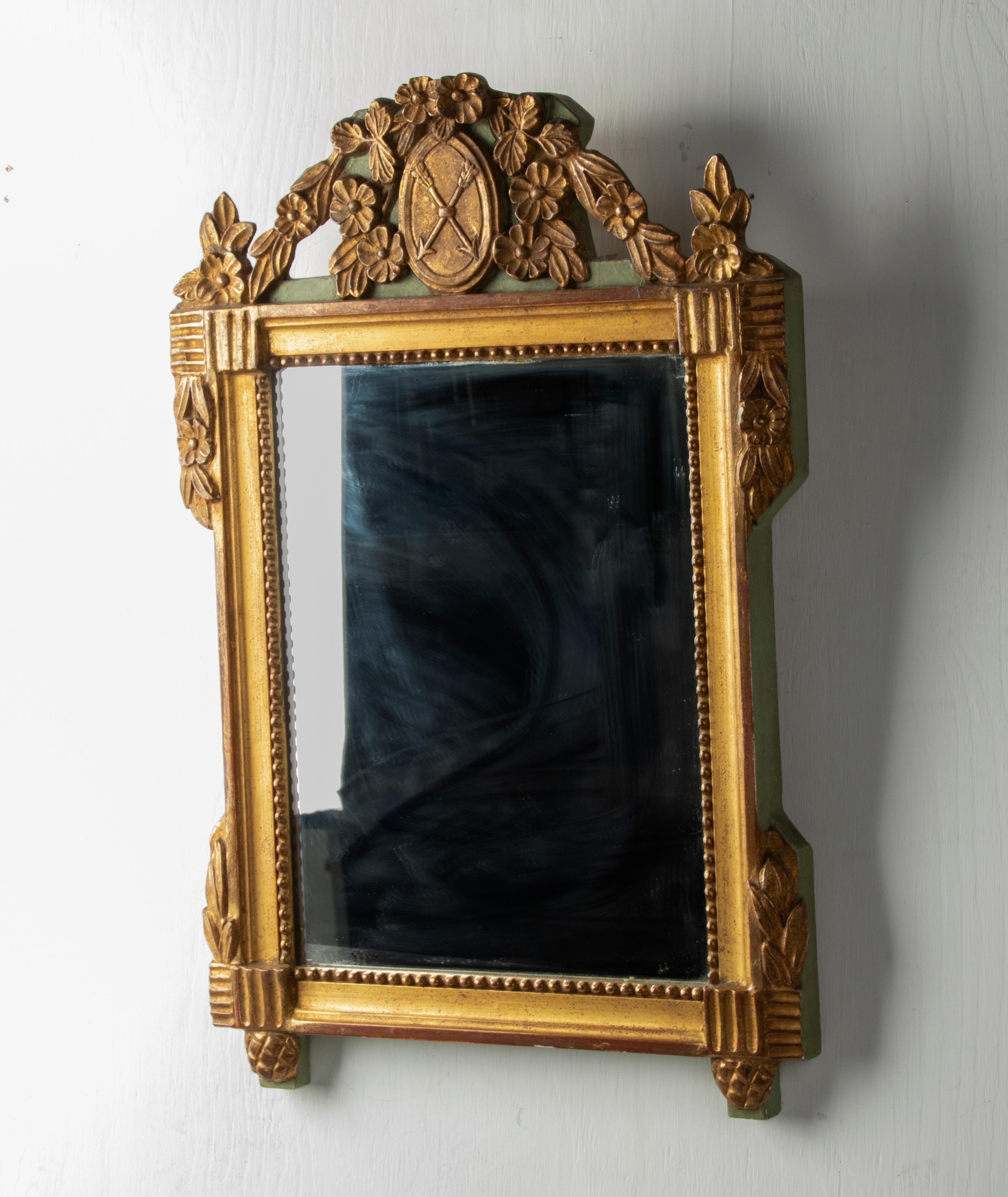 Miroir décoratif vintage en résine dorée en vente 12