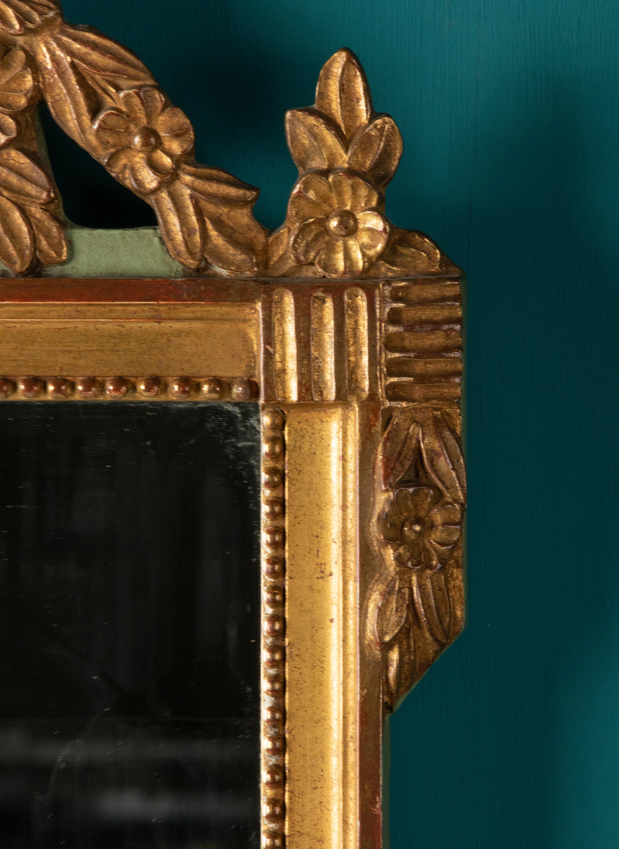 Miroir décoratif vintage en résine dorée en vente 13