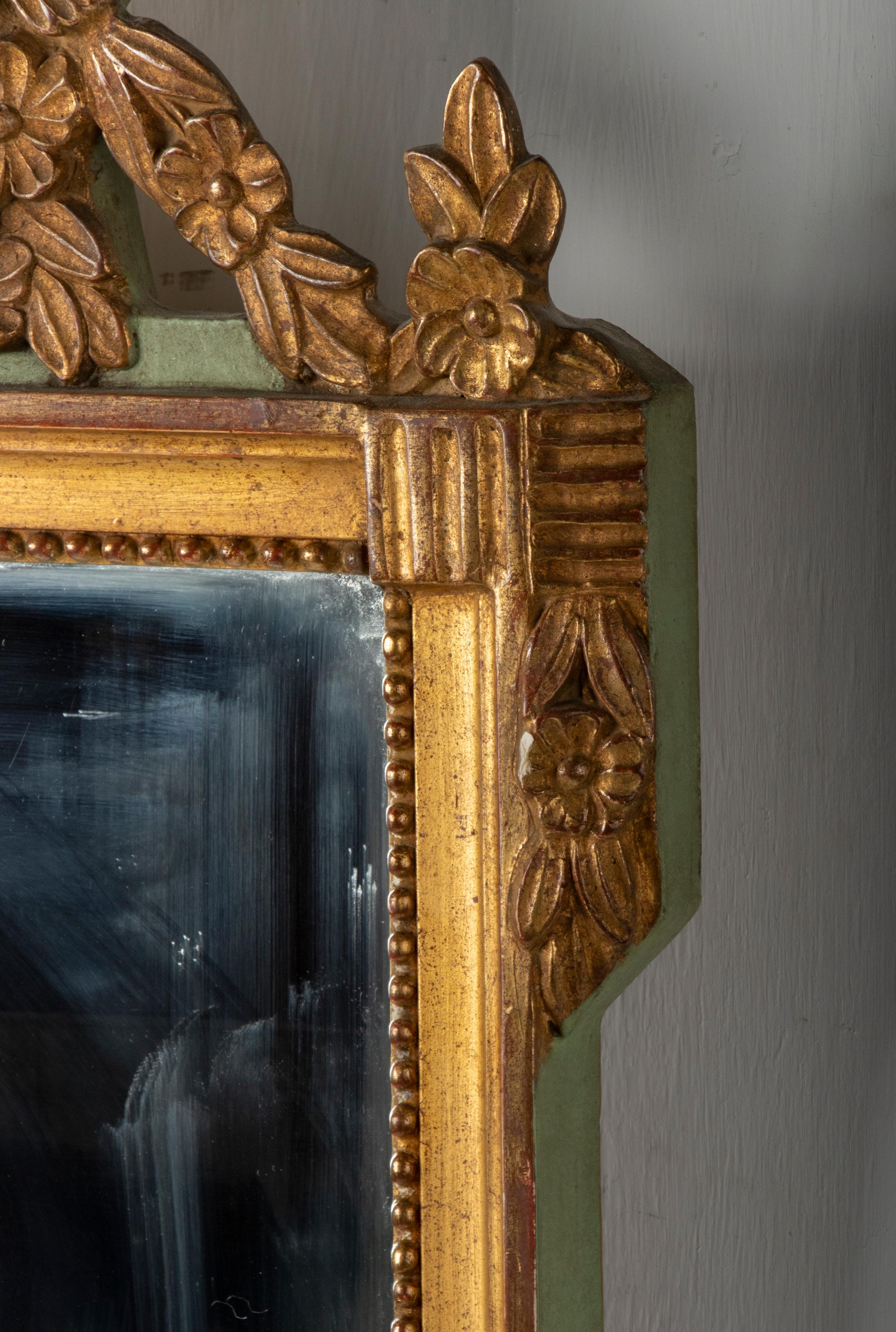 Milieu du XXe siècle Miroir décoratif vintage en résine dorée en vente