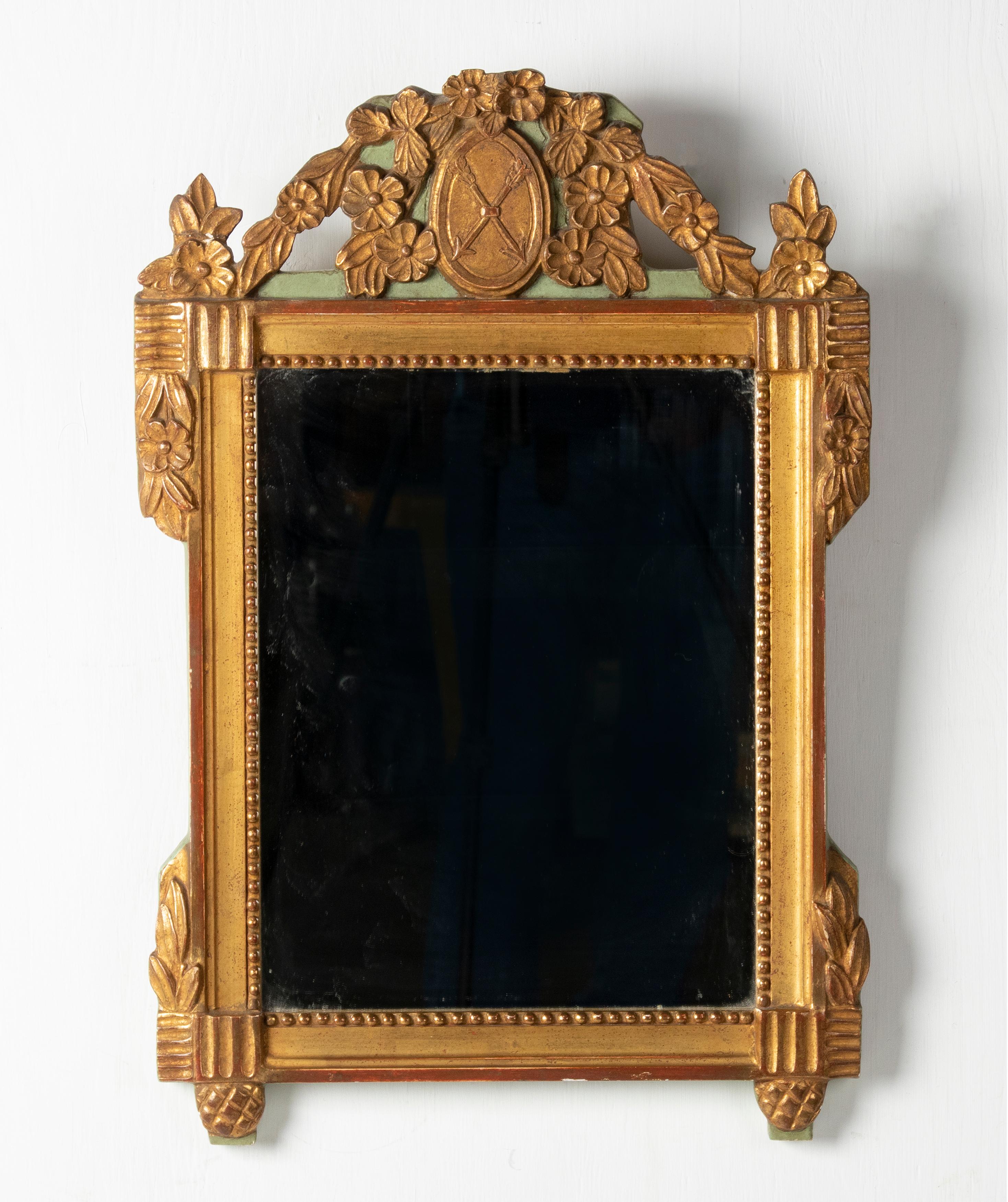Miroir décoratif vintage en résine dorée en vente 1