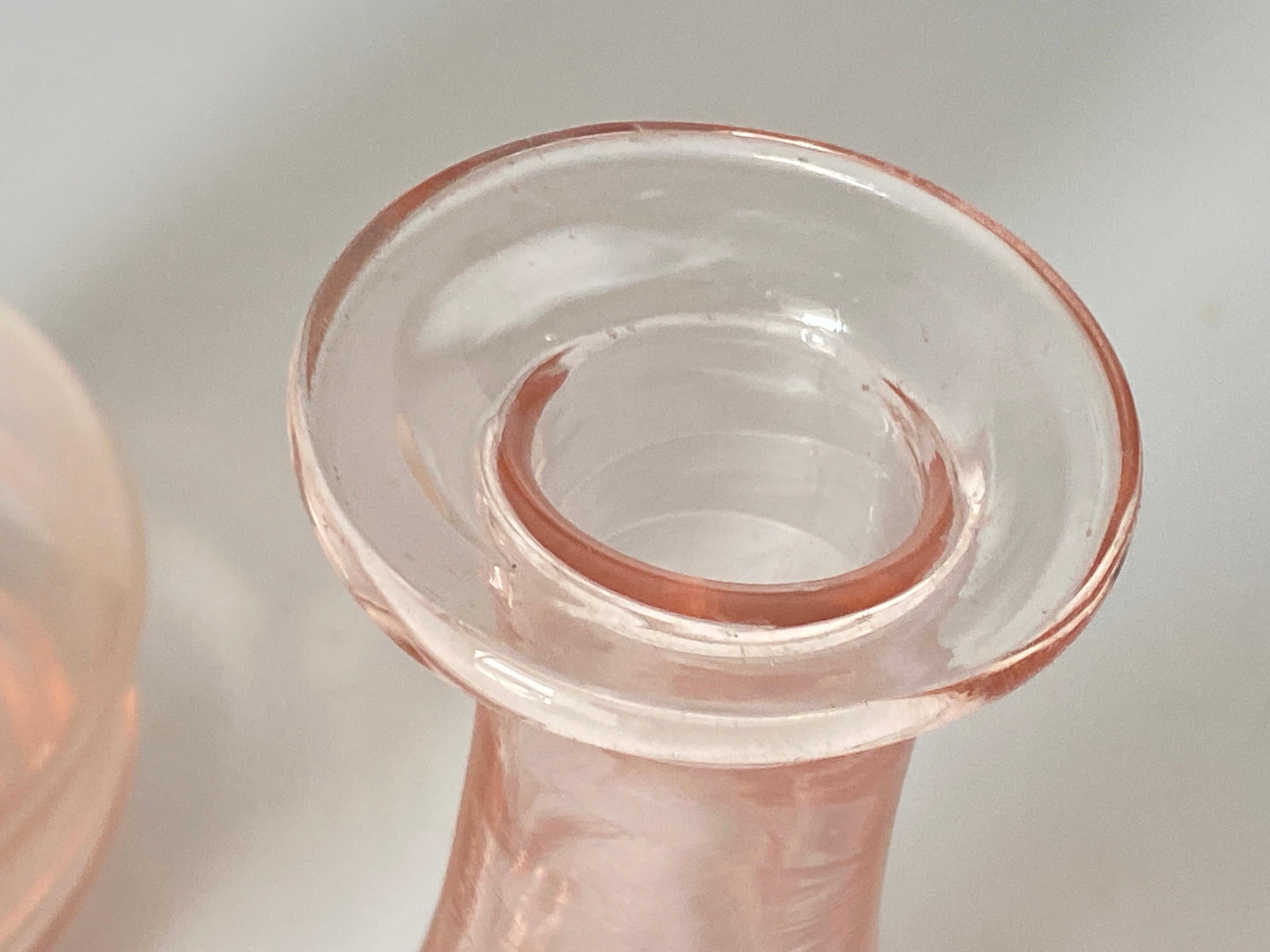 Diese dekorative Glasflasche wurde um 1940 in Frankreich hergestellt. Sie sind typisch für den Art-Déco-Stil und haben eine rosa Farbe.