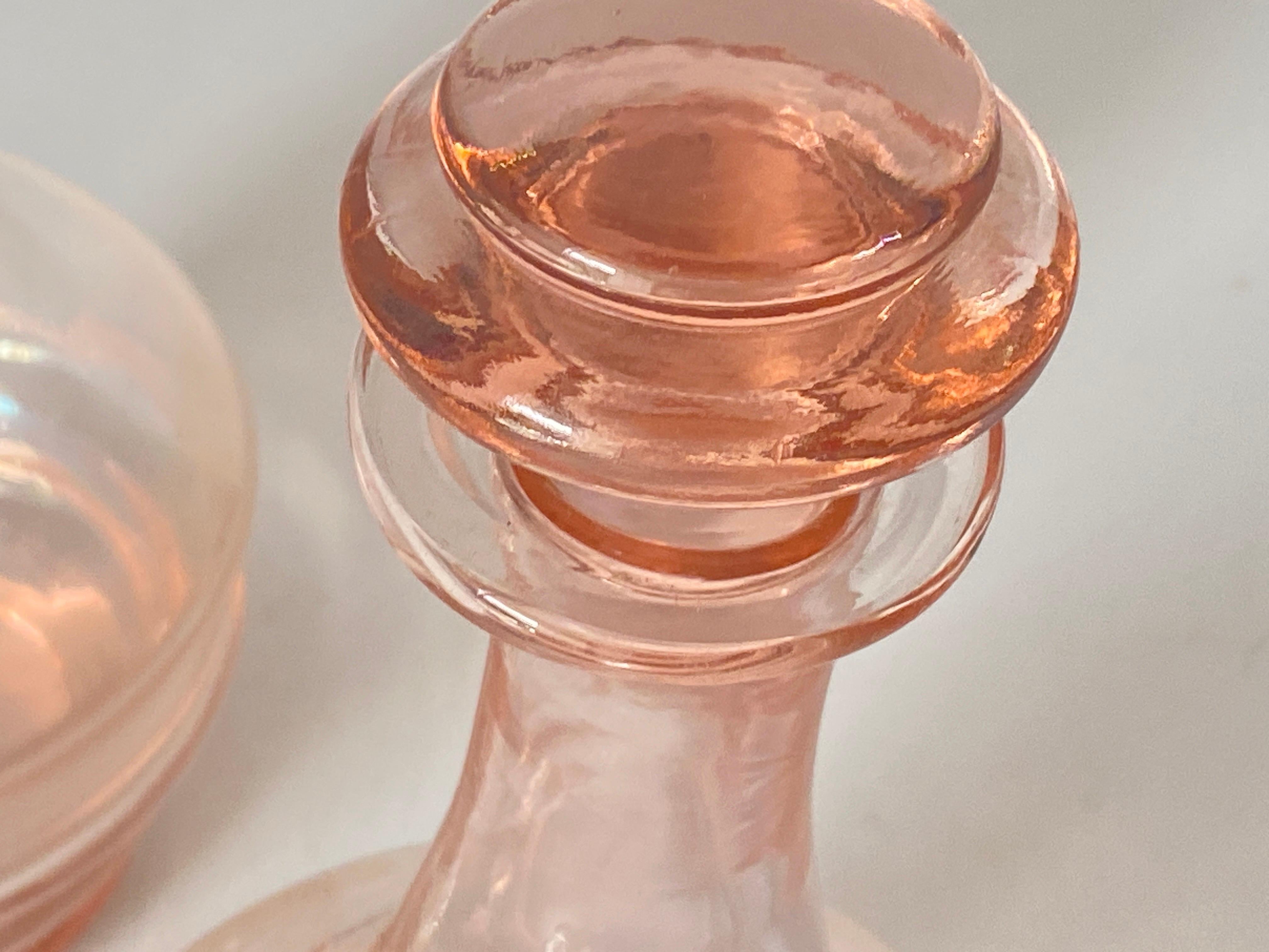 Set aus 2 dekorativen rosa Glasflaschen im Vintage-Stil aus Glas, Frankreich, um 1940 (Mitte des 20. Jahrhunderts) im Angebot