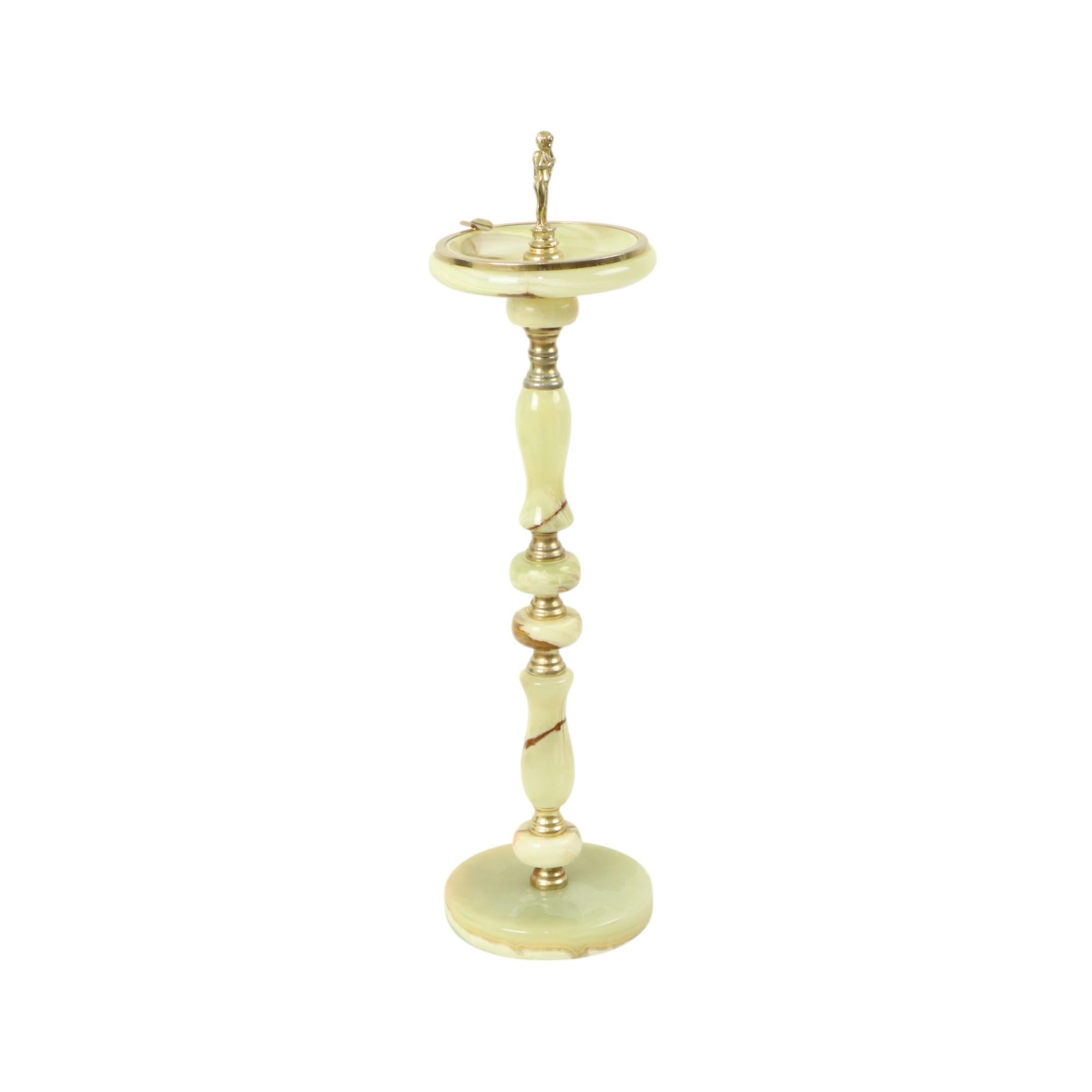 Decorative and high-quality vintage standing ashtray, made of brass and onyx marble, with beautiful putti decoration on top, completely in Hollywood Regency style, second half of the 20th century.

Can be used as an ashtray as well as a vide poche,