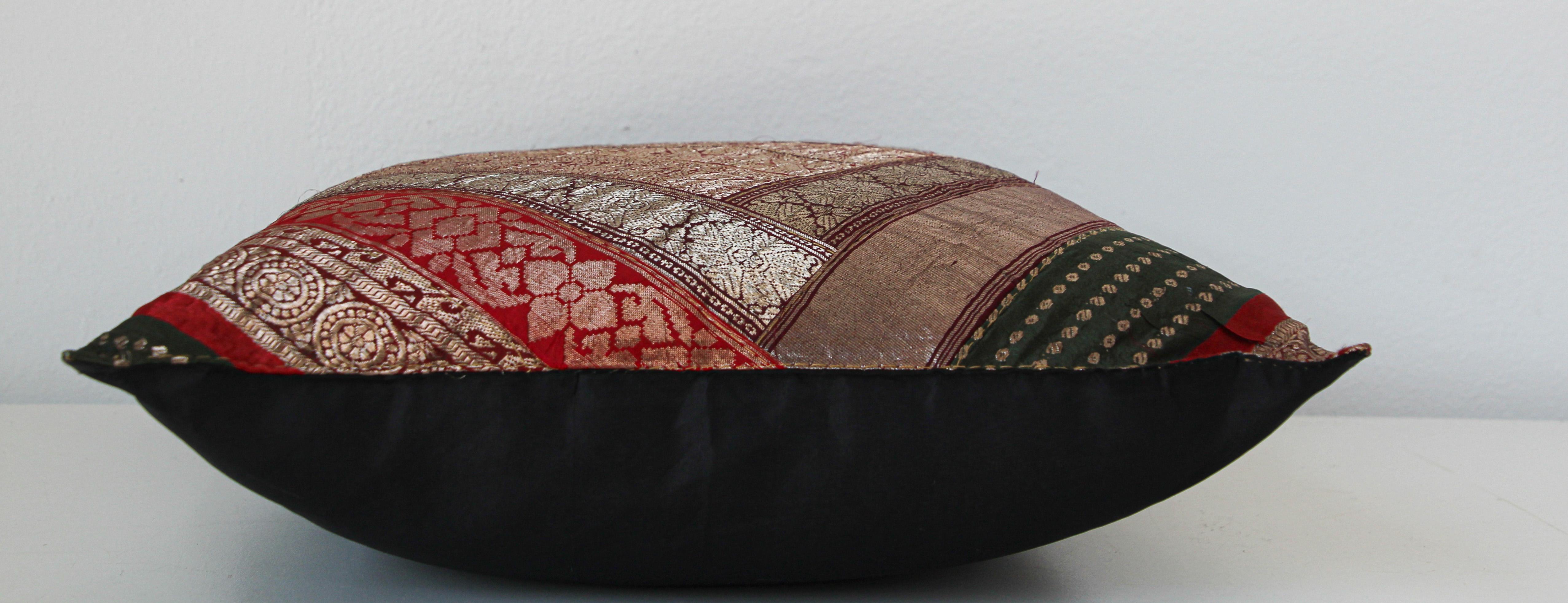 Coussin décoratif vintage fabriqué à partir de bordures Sari, Inde en vente 4