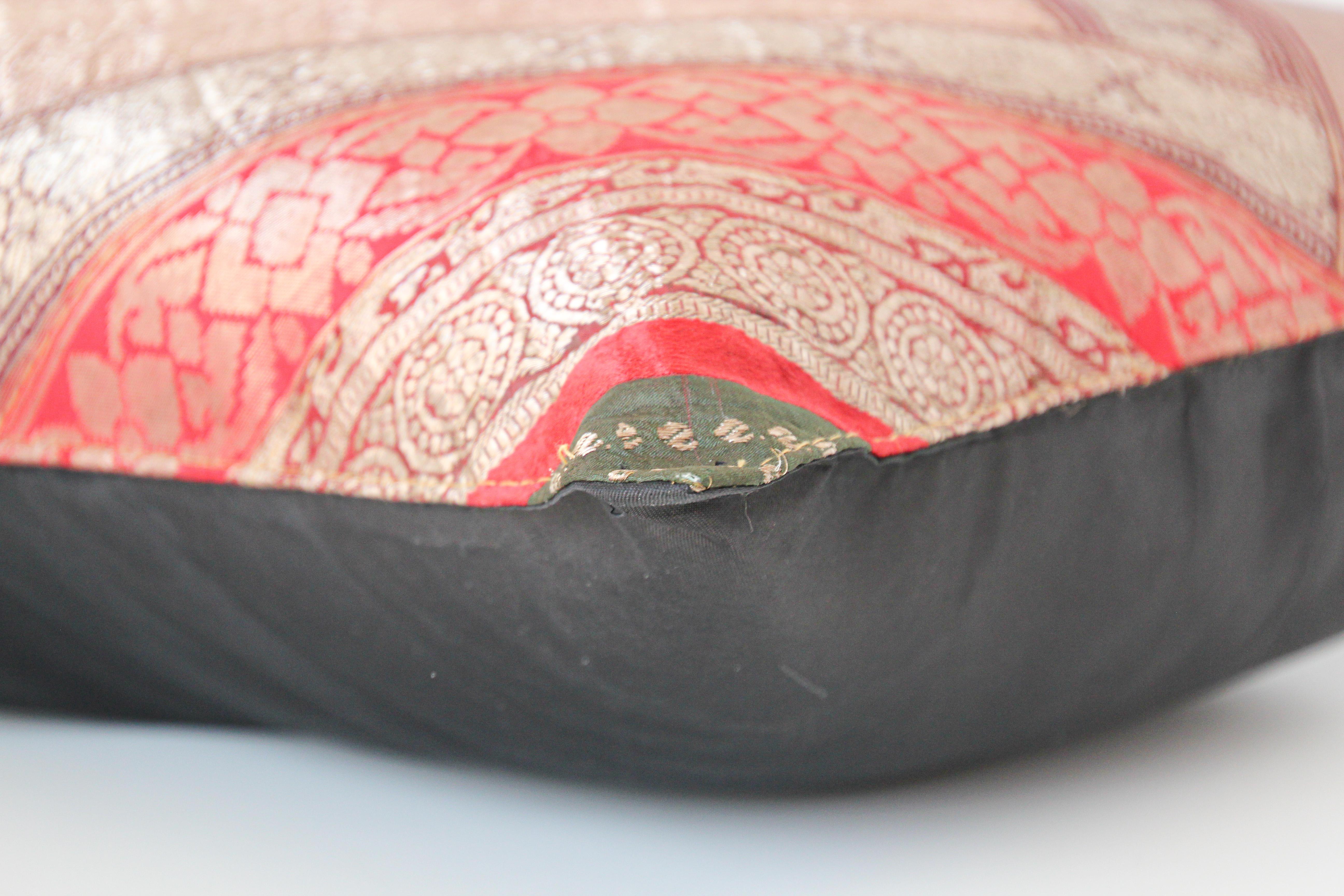 Coussin décoratif vintage fabriqué à partir de bordures Sari, Inde en vente 5