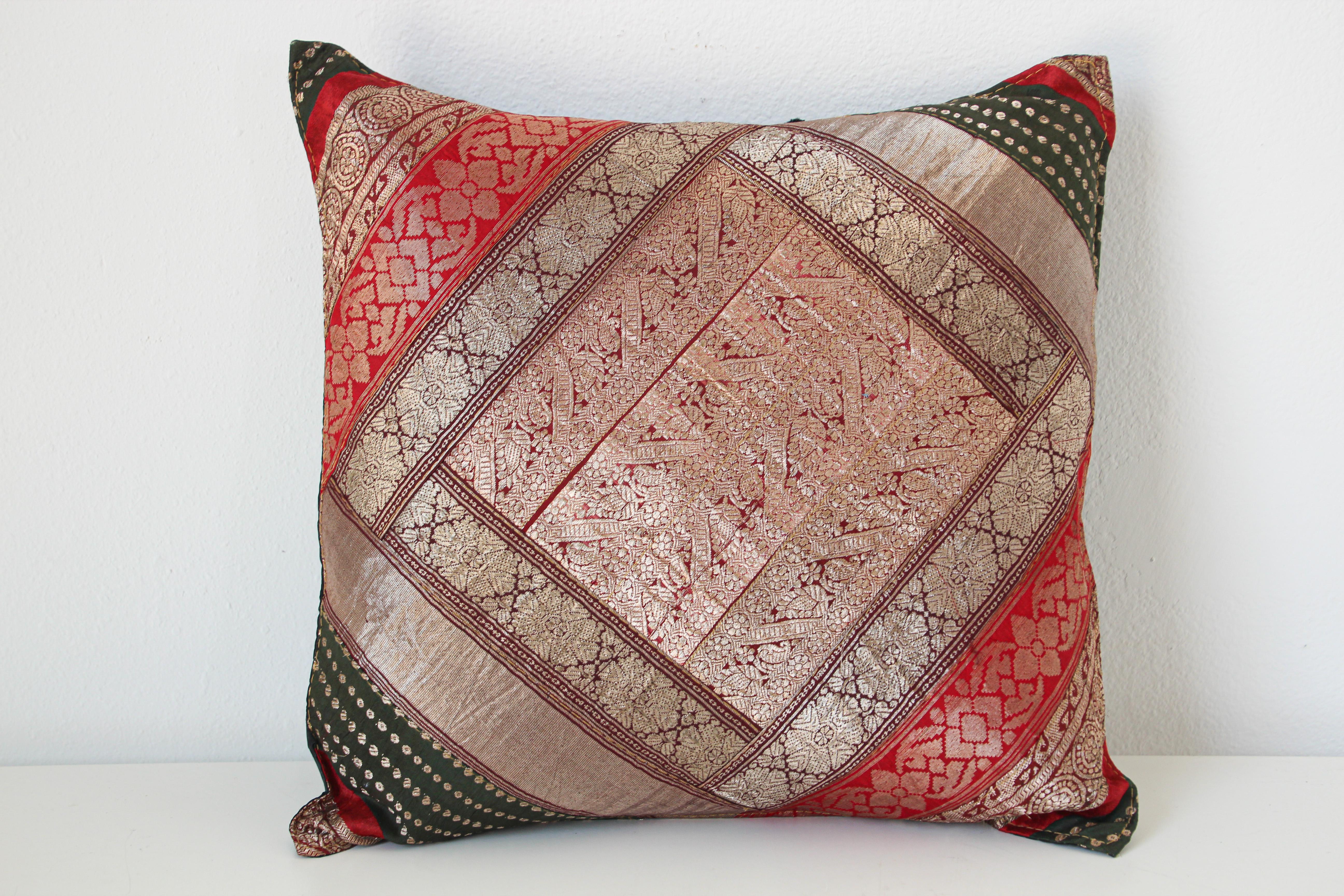 Mauresque Coussin décoratif vintage fabriqué à partir de bordures Sari, Inde en vente