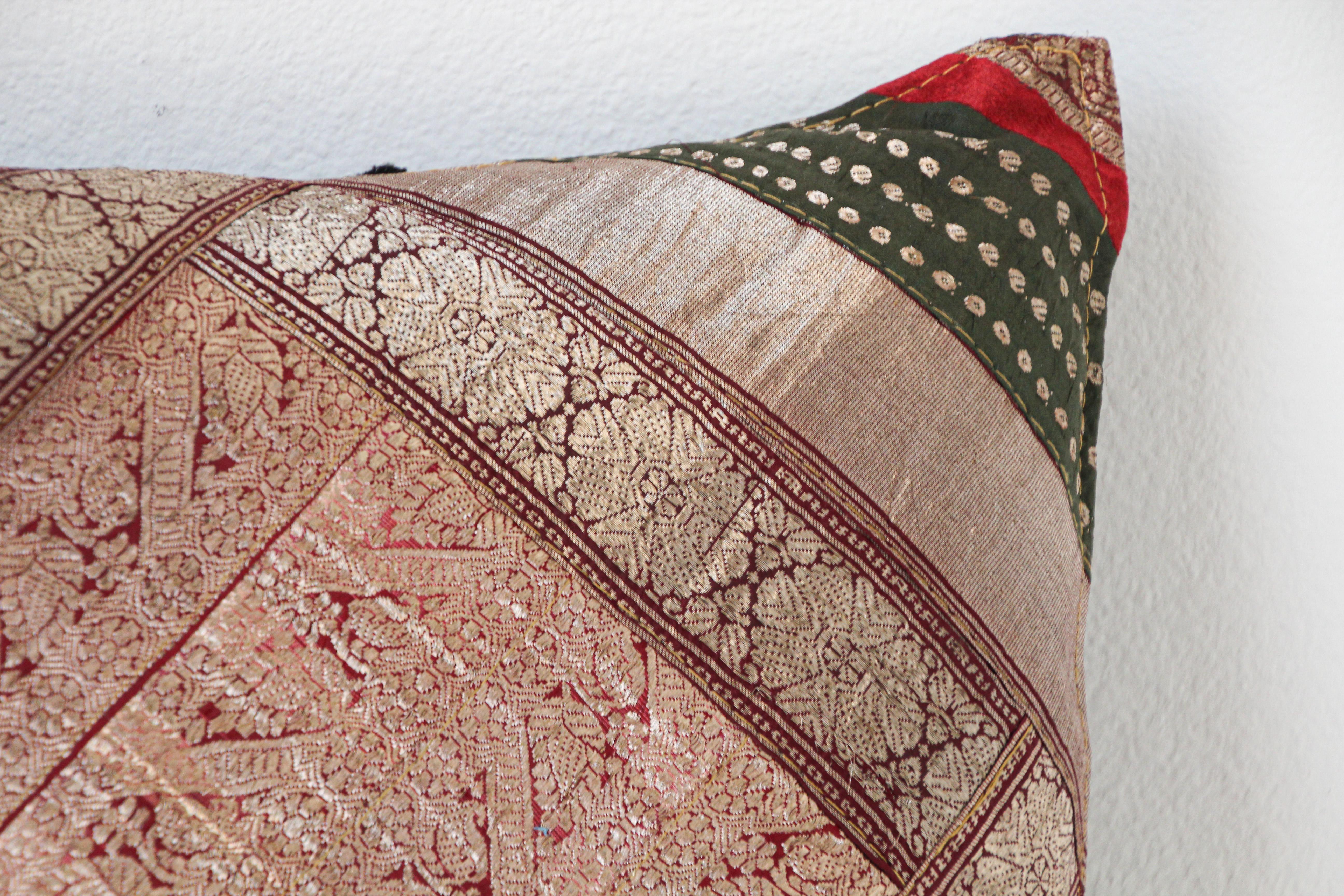 Perlé Coussin décoratif vintage fabriqué à partir de bordures Sari, Inde en vente