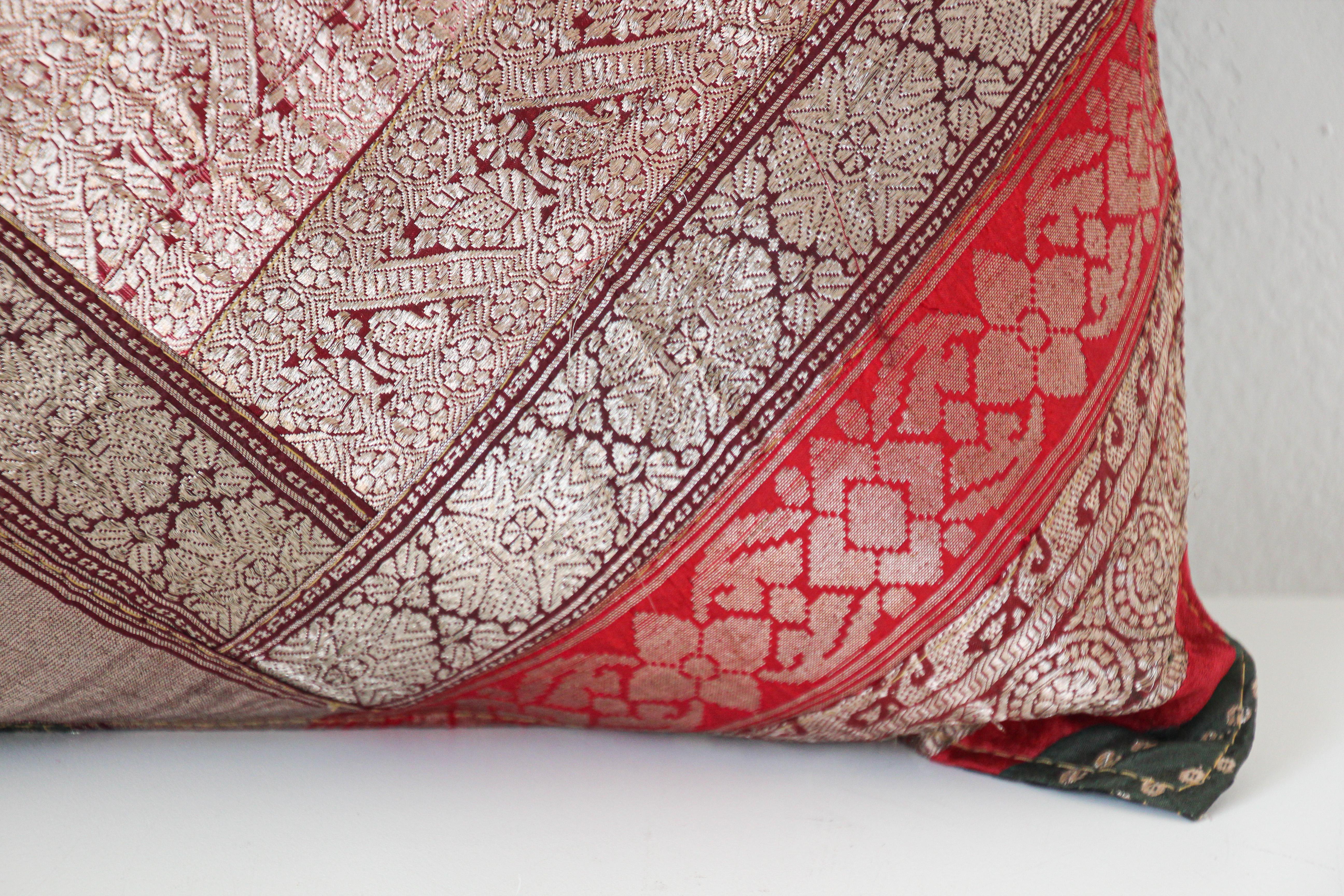Coussin décoratif vintage fabriqué à partir de bordures Sari, Inde Bon état - En vente à North Hollywood, CA